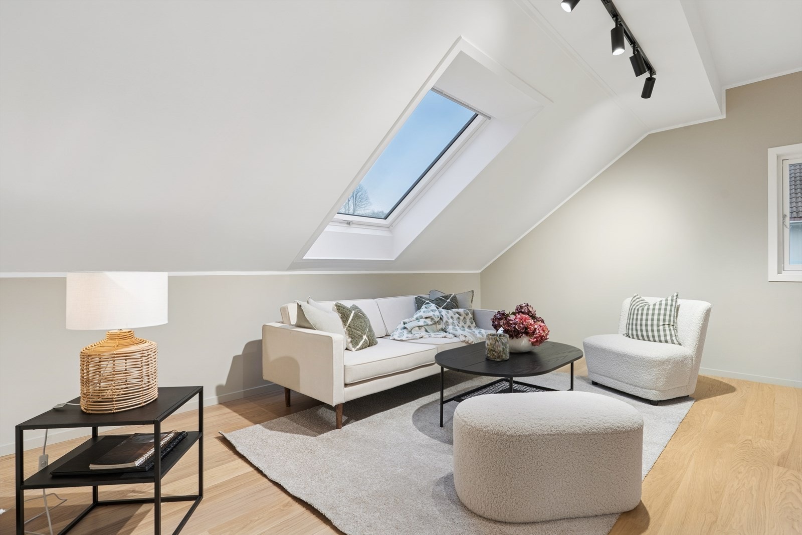 Her kan du enkelt skape en sosial sone for hyggelige sammenkomster, samtidig som rommet gir en behagelig atmosfære for avslapning. Galleribilde