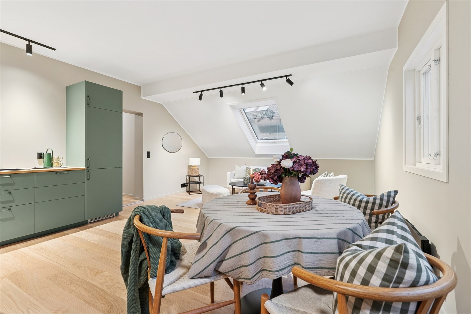 Stue og kjøkken er elegant integrert i en åpen løsning som gir en luftig og sosial atmosfære. Galleribilde