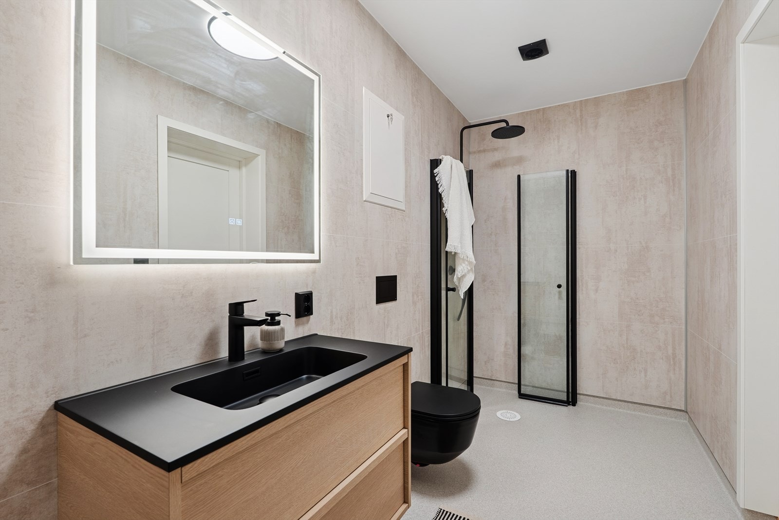 Lekkert og romslig bad - Vegger av våtromsplater montert med bunnsokkellist av aluminium. Gulv av vinylbelegg med varmekabler. Galleribilde