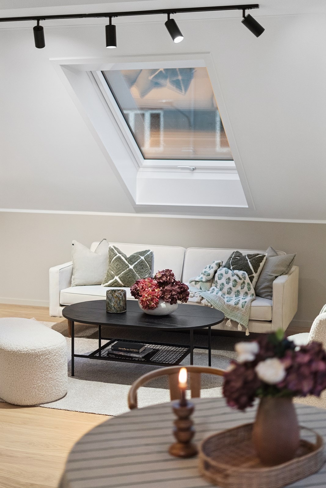 Koselige takvinduer i stuen slipper inn rikelig med naturlig lys og skaper en lun atmosfære. Galleribilde