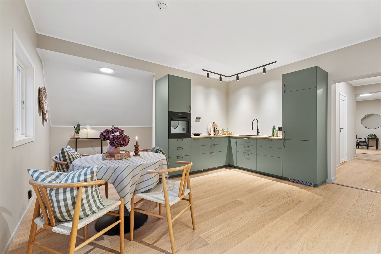 Her kan du lage mat og samtidig være en del av samtalen, perfekt for hyggelige middager og hverdagskos. Galleribilde