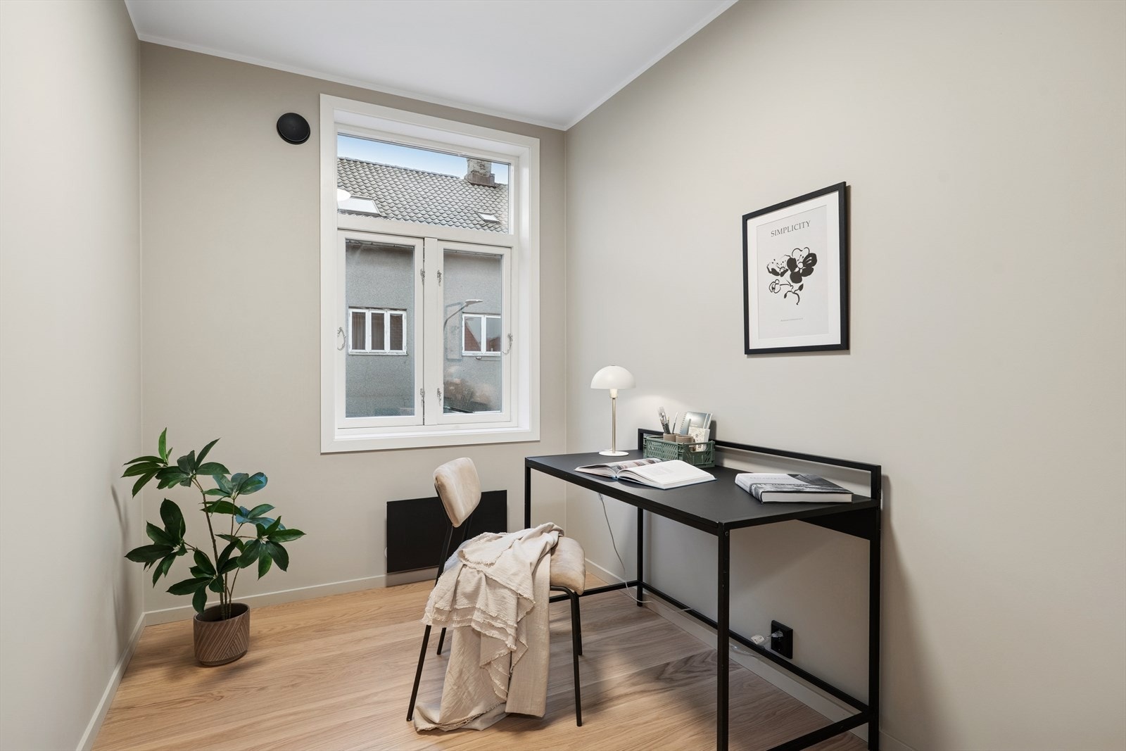 Alle soverommene har store vinduer som slipper inn rikelig med naturlig lys og skaper en lys og trivelig atmosfære. Galleribilde