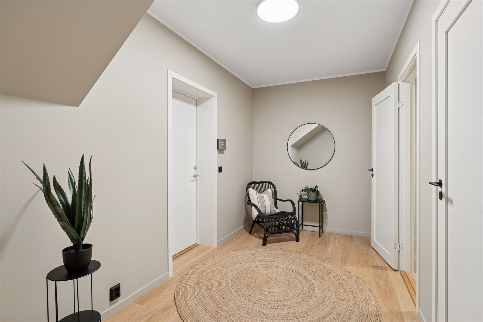 Trivelig og luftig entrè som ønsker deg velkommen inn. Her er det god plass til å henge fra seg ytterklær og ønske gjester velkommen inn. Galleribilde