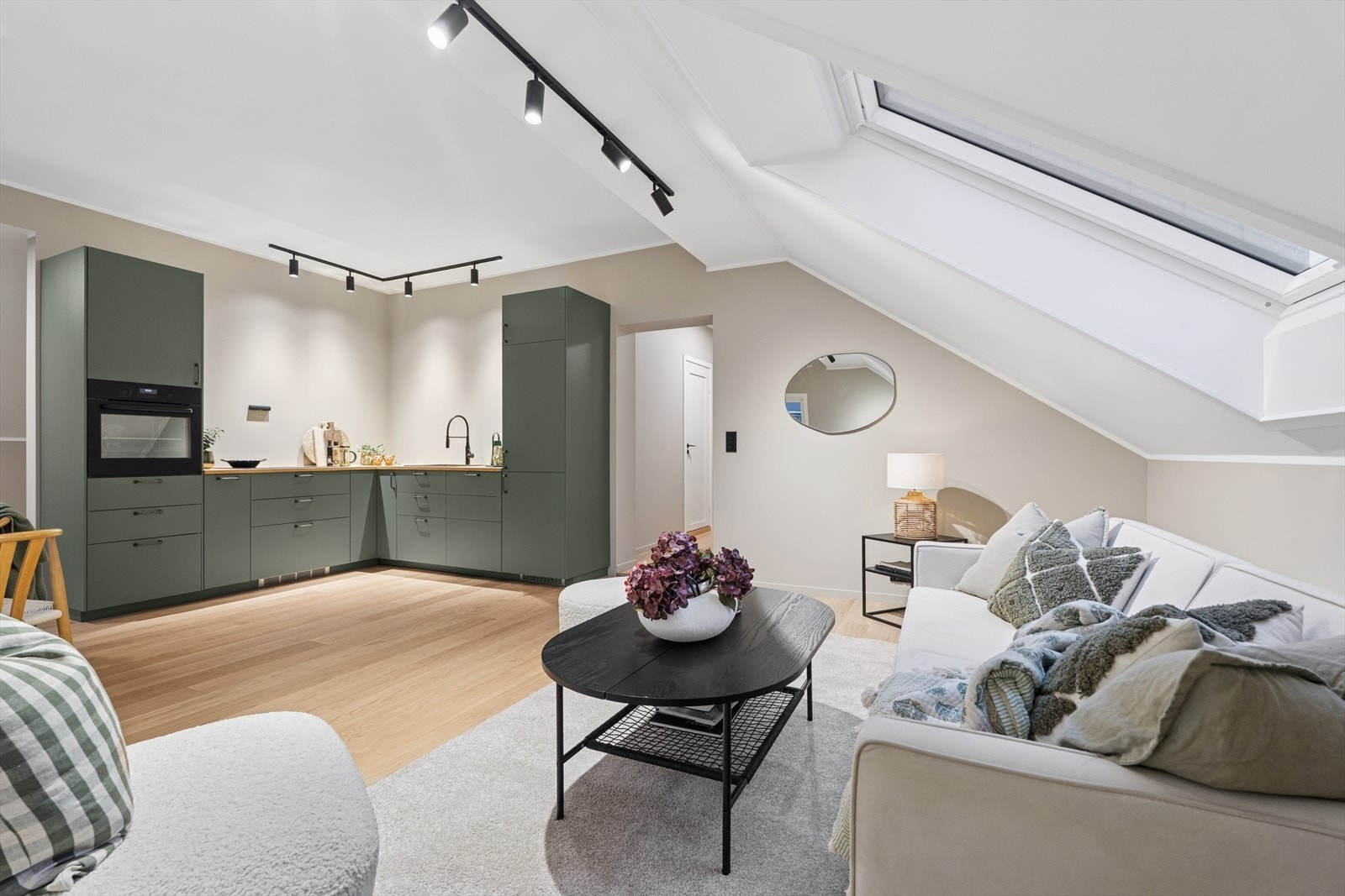 Kjøkkenet er stilfullt og velutstyrt med god skap- og benkeplass og innredning slik at matlagingen forenes med sosialt samvær. Galleribilde