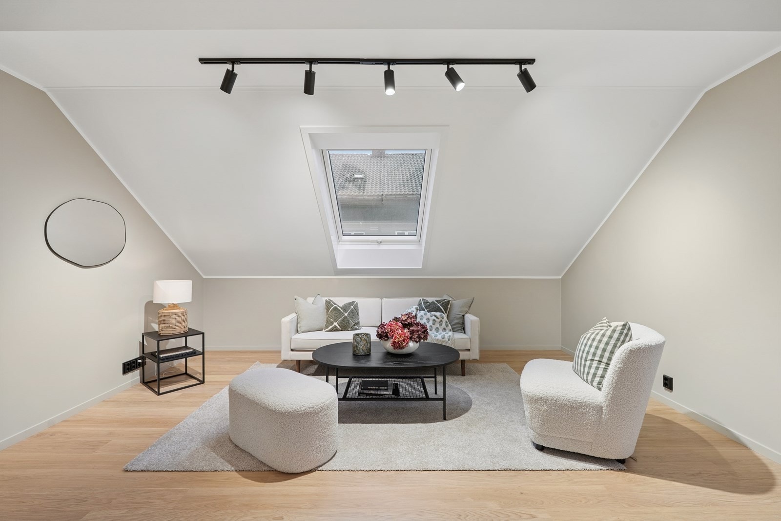 Leiligheten er nyinnredet i 2025 og moderne utrustet med delikate fargevalg og en god planløsning som gjør det enkelt å møblere. Galleribilde