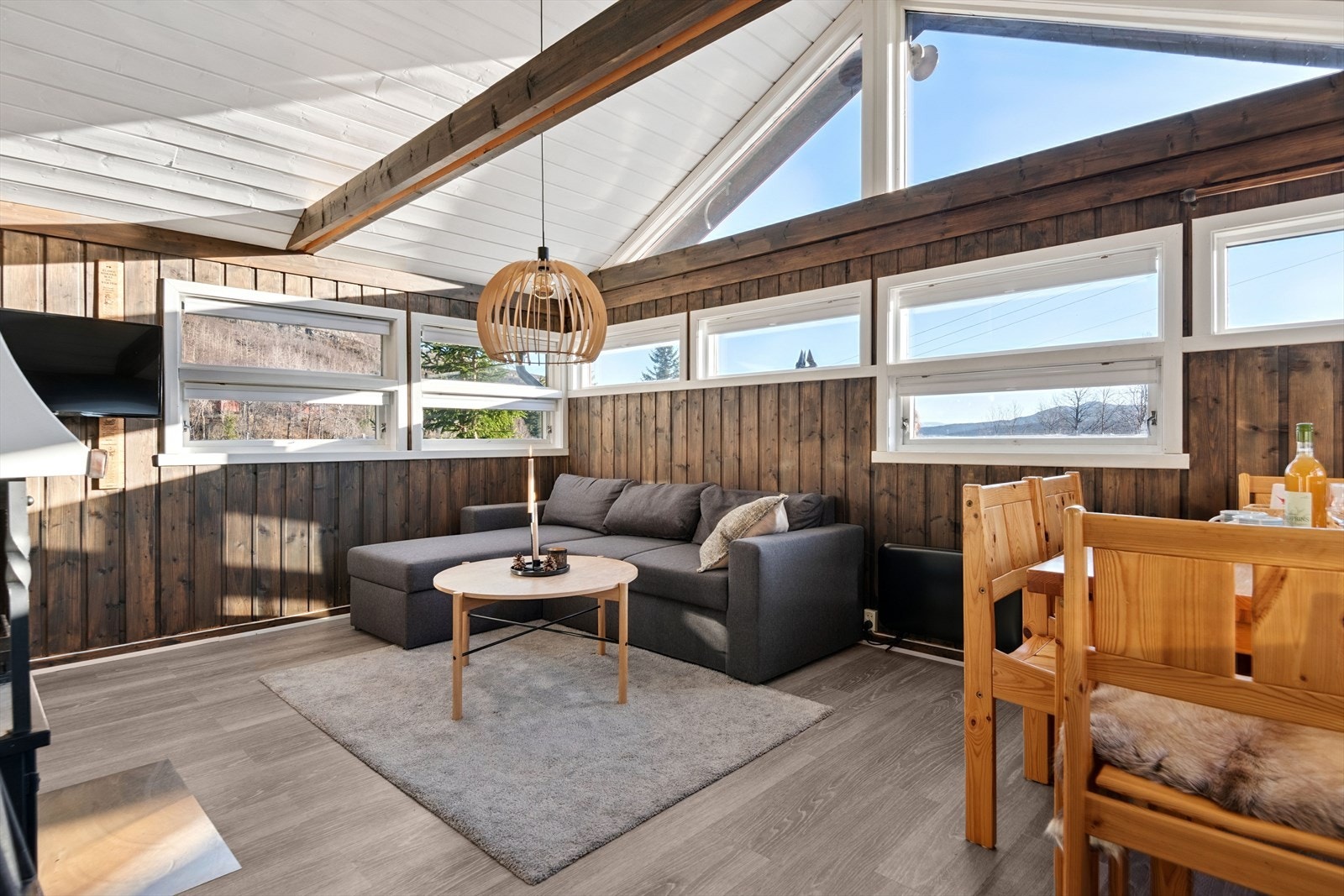 - Hytten har en praktisk og arealeffektiv planløsning med stue/kjøkken, 2 soverom, bad, gang og bod + hems - Galleribilde