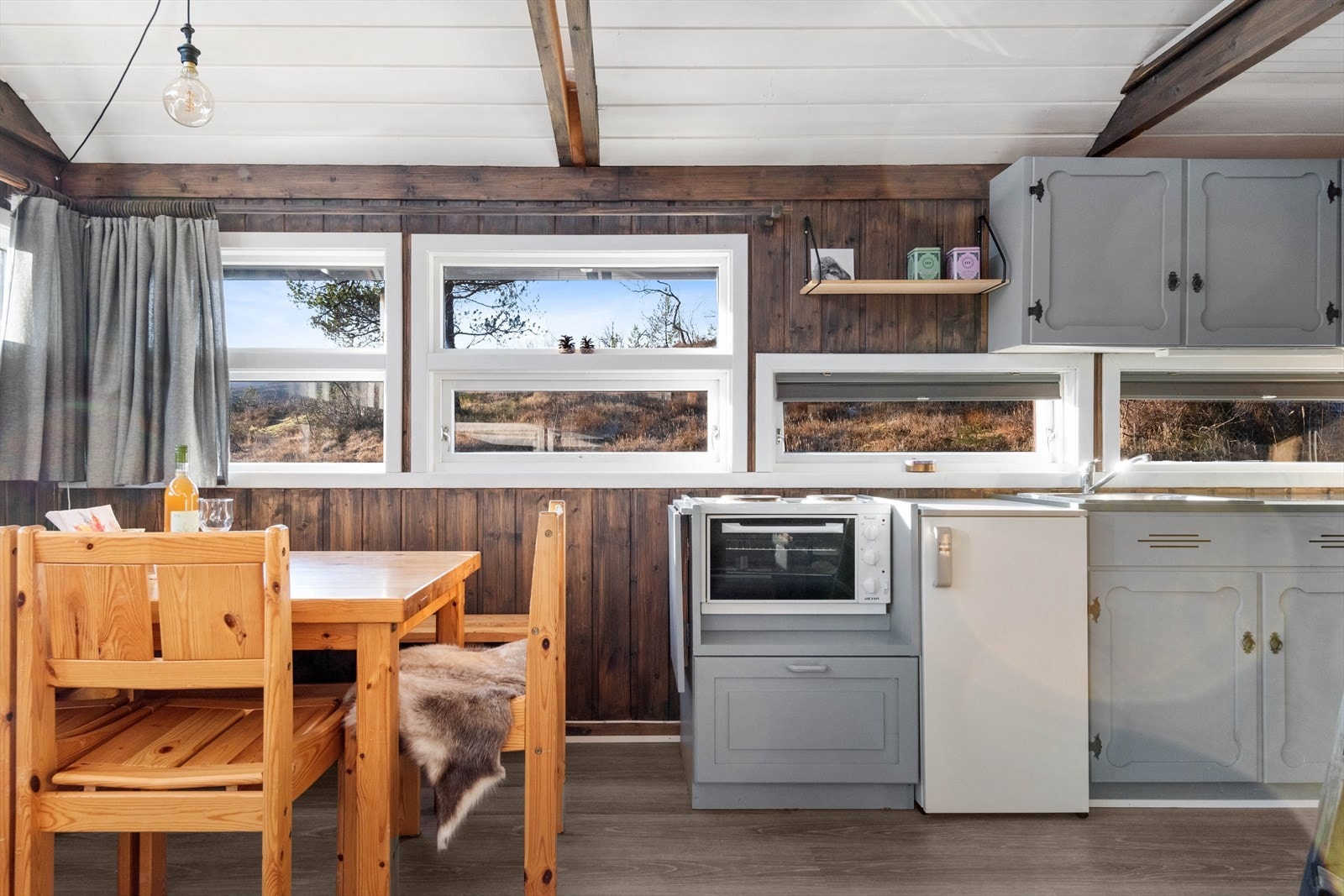 - Den åpne stue-/kjøkkenløsningen måler 19,7m² - Galleribilde