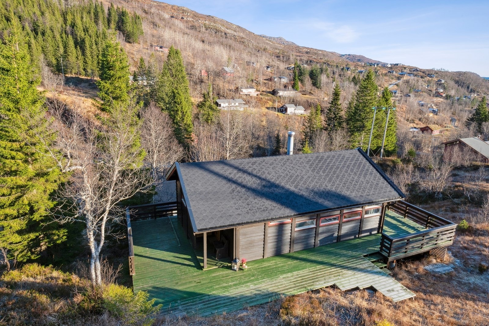 - Romslig terrasse på hele 51m² vendt mot ulike solretninger - Galleribilde