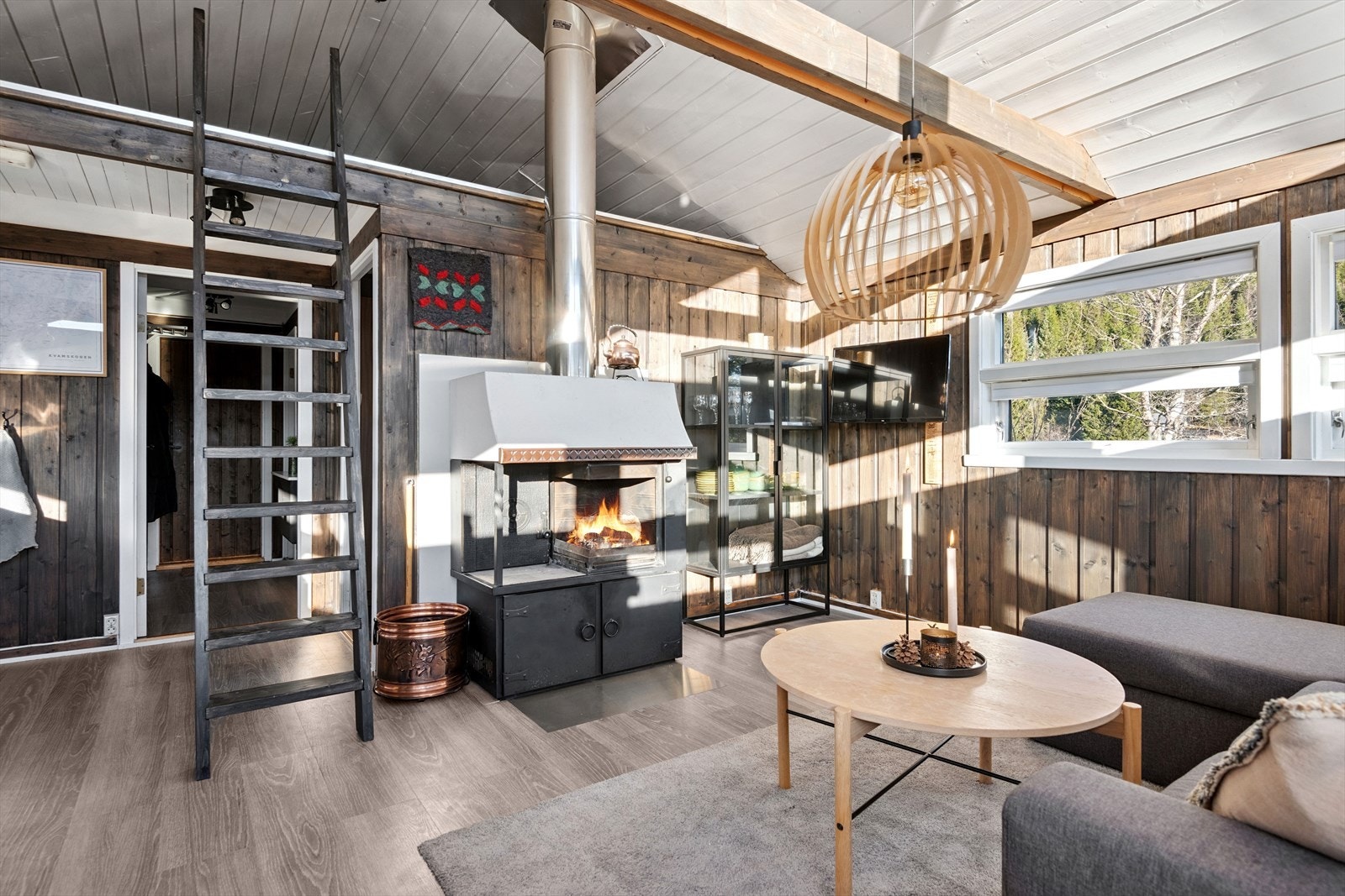 - Merk den sjarmerende peisovnen i stuen - Galleribilde