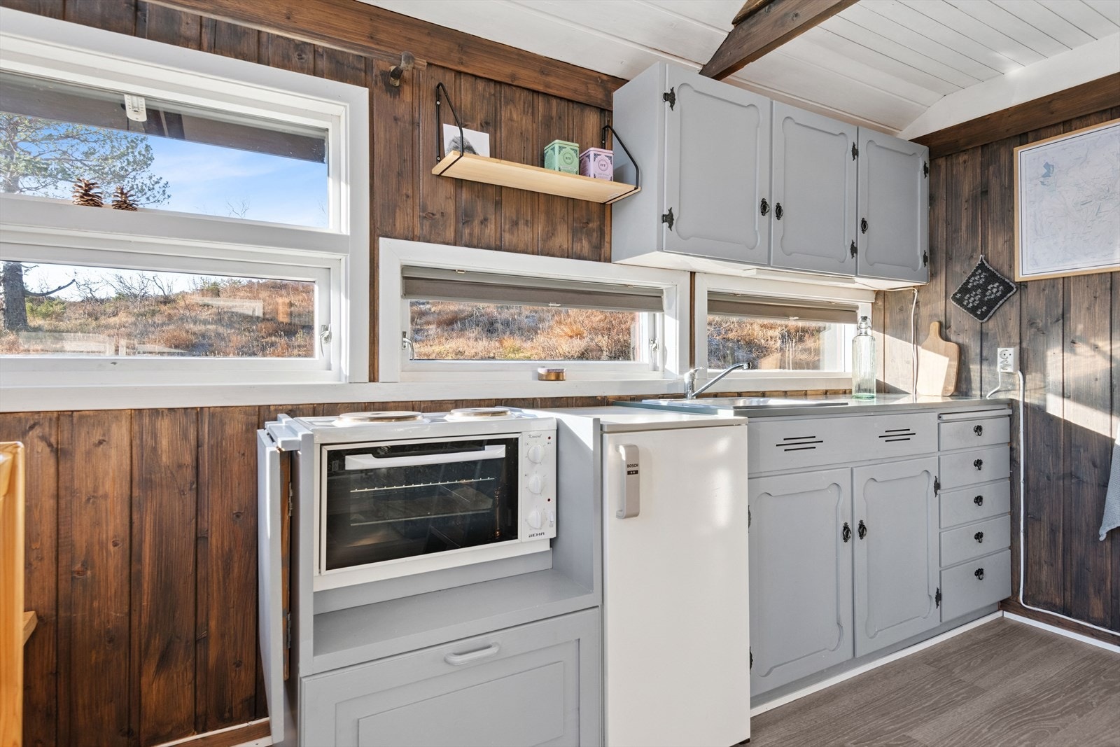 - Kjøkkeninnredning med profilerte fronter og benkeplate av laminat - Galleribilde