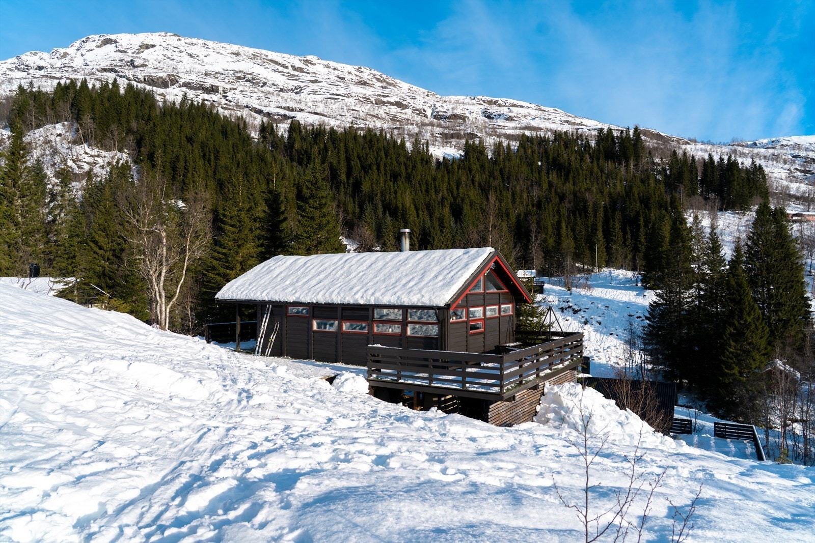 -Akebakke rett ved hytten som innbyr til lek og morro - Galleribilde