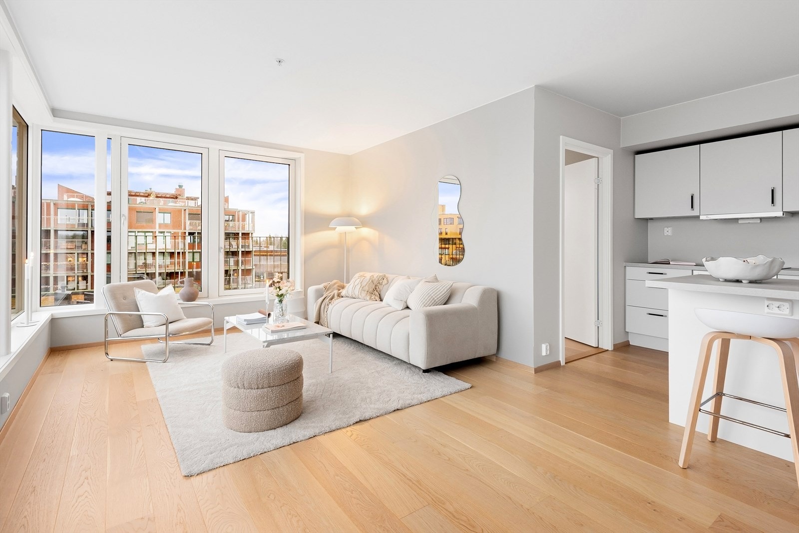 Boligen har naturlig soner for sofakrok og spisestue. Galleribilde