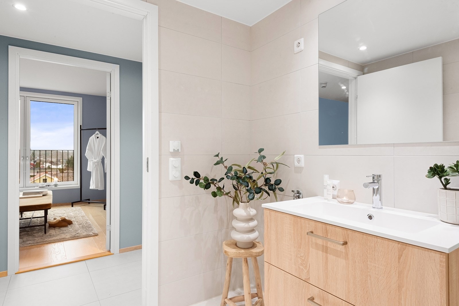 Badet er utstyrt med servant, vegghengt toalett, dusjhjørne med innfellbare glassvegger og opplegg for vaskemaskin. Galleribilde