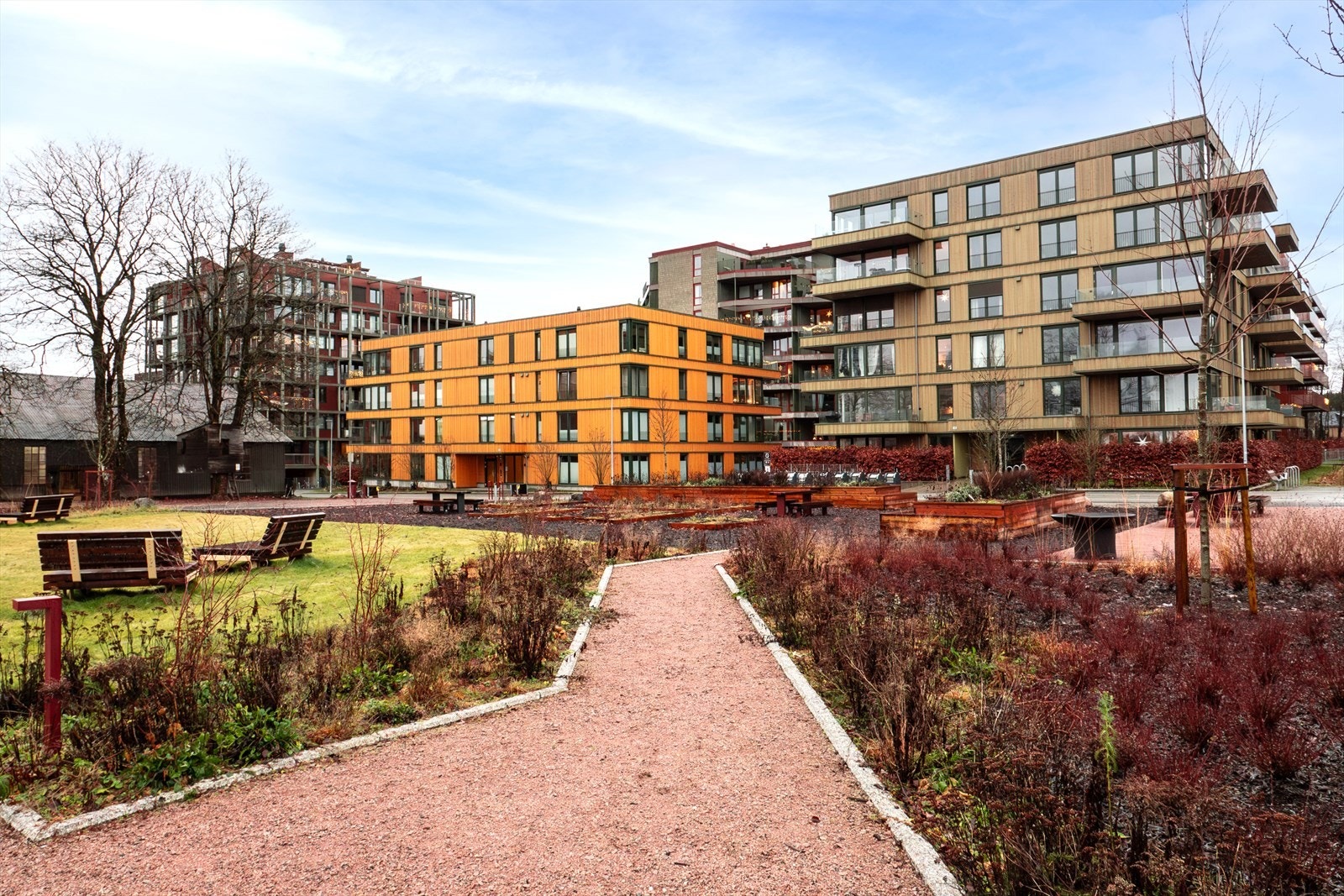 Her er det et godt driftet uteareal sameie som sørger for pen beplanting. Galleribilde