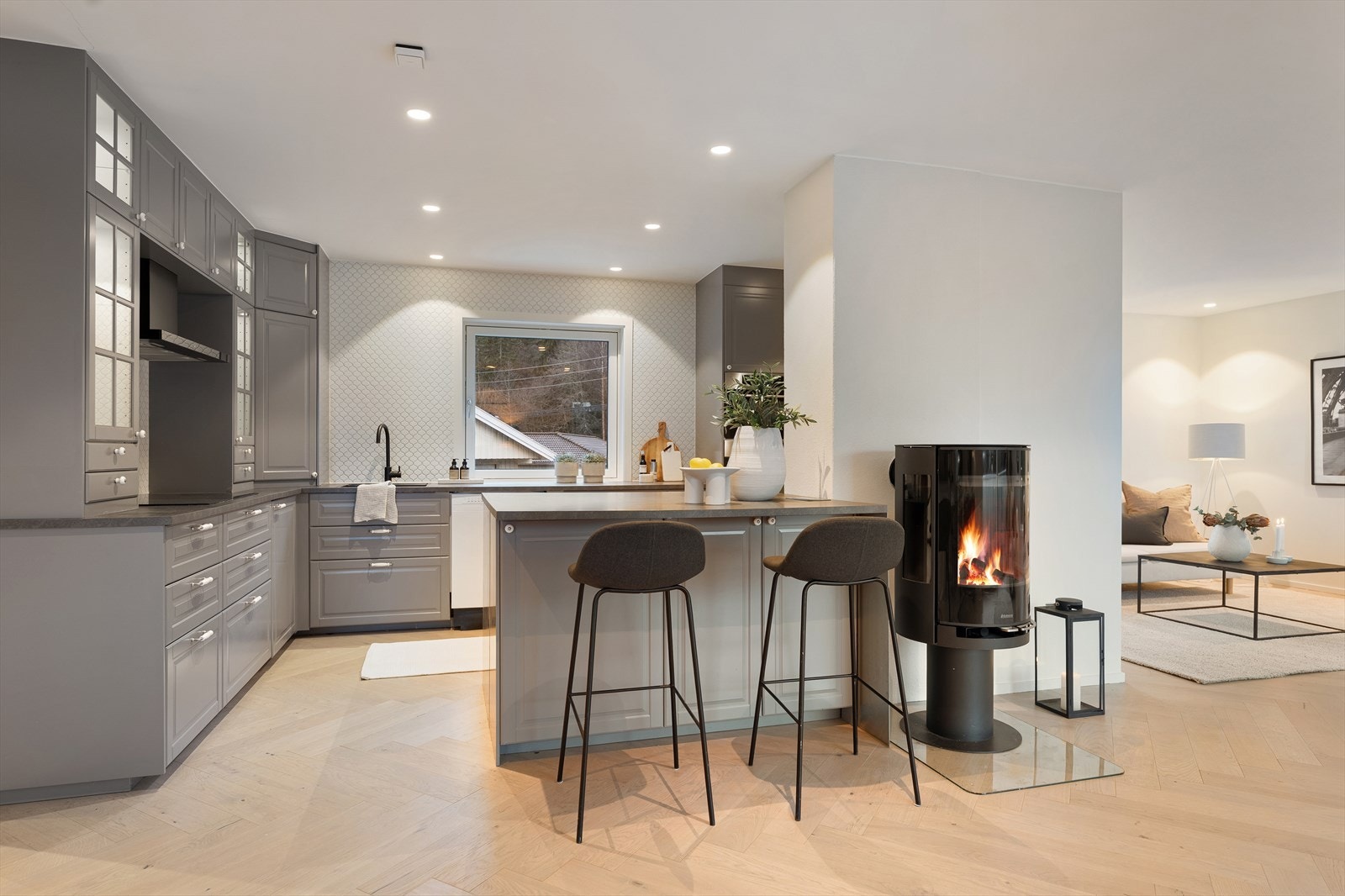 En praktisk kjøkkenøy fungerer som et naturlig samlingspunkt og gir ekstra arbeidsflate. Galleribilde