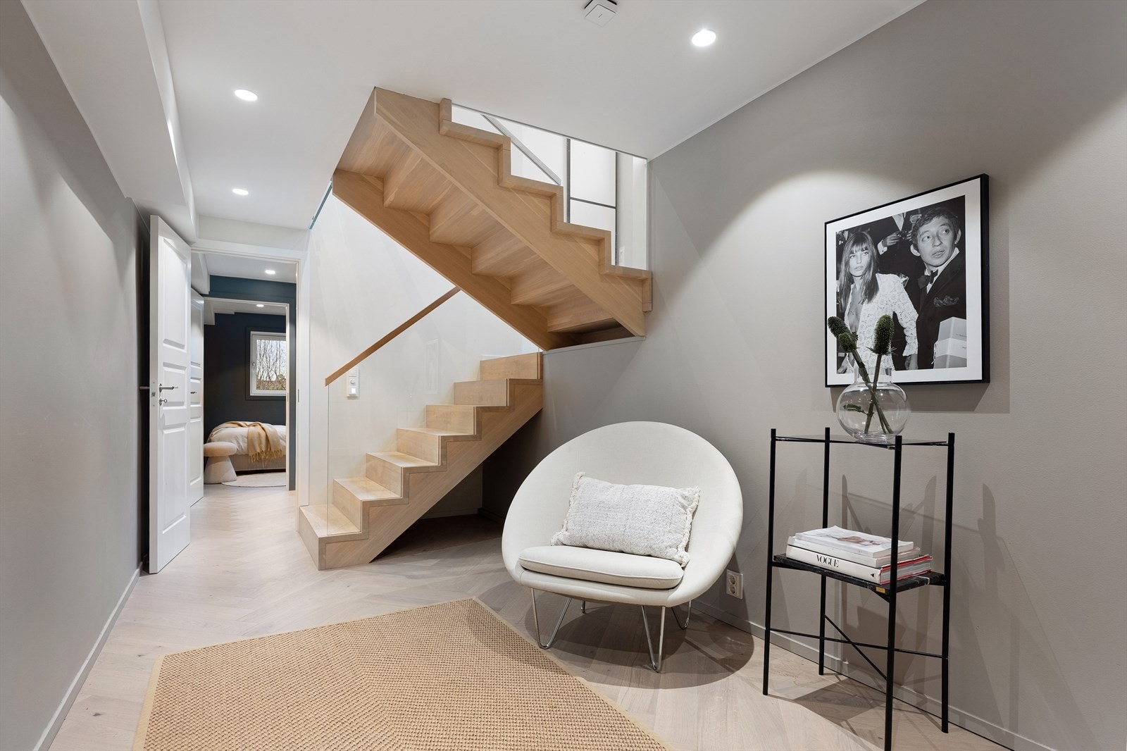 I underetasjen finner vi en romslig trappegang og en ekstra stue. Galleribilde