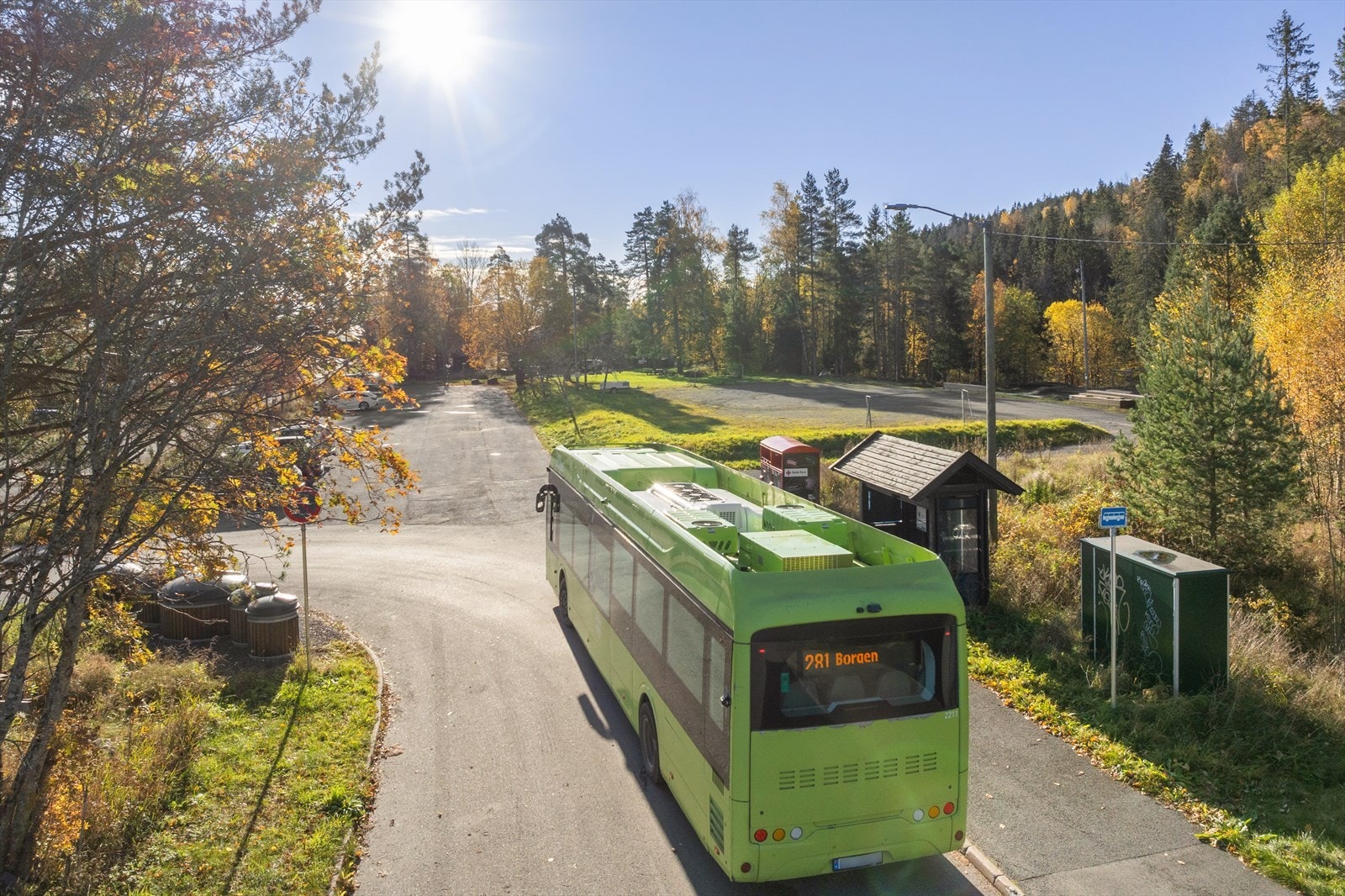 Busstoppet Barlindbekken ligger kun et par minutters gange unna, med forbindelse til Asker sentrum. Galleribilde