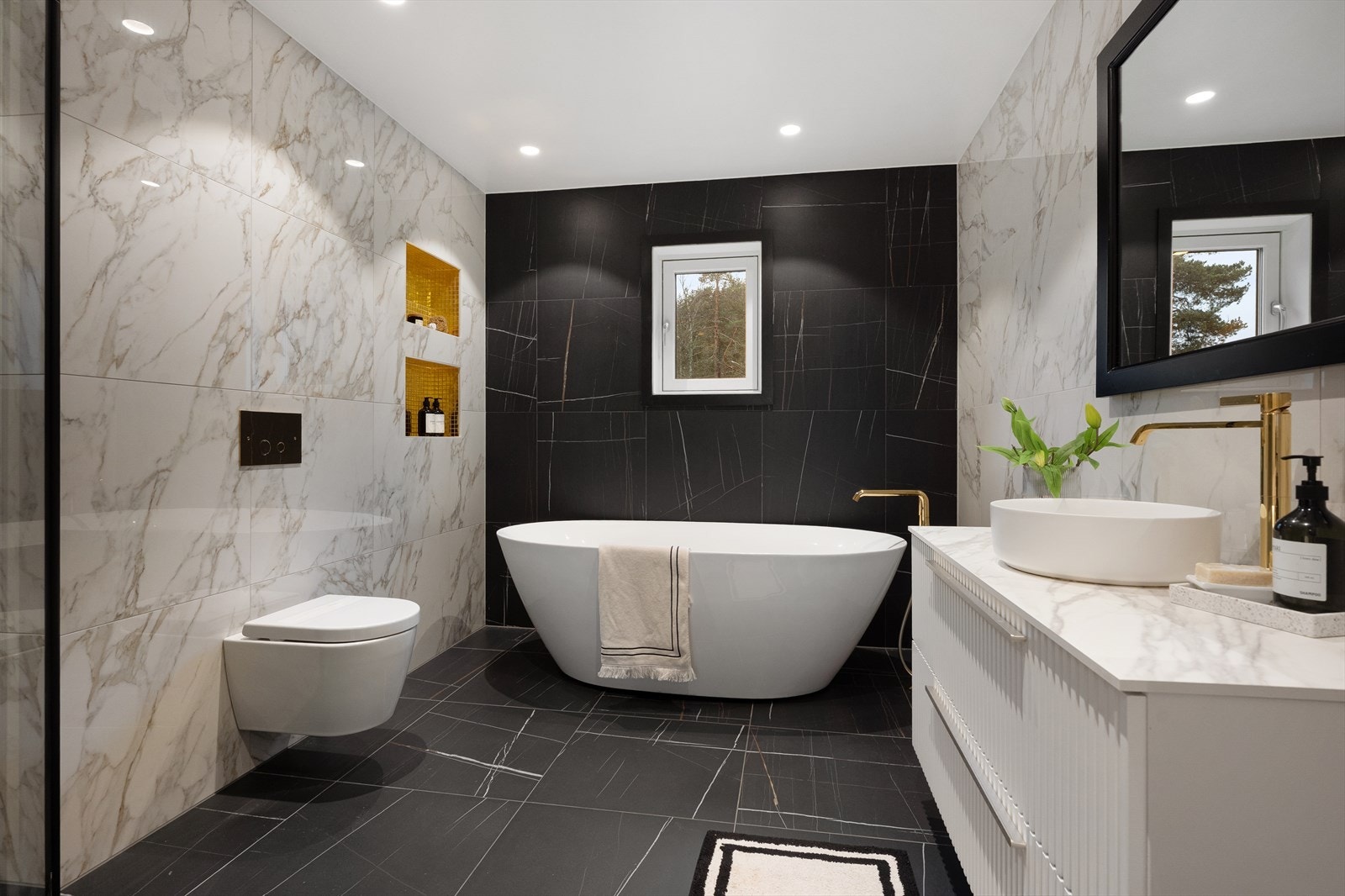 Badet er innredet med både et frittstående badekar og et dusjhjørne med innfellbare glassvegger. Galleribilde