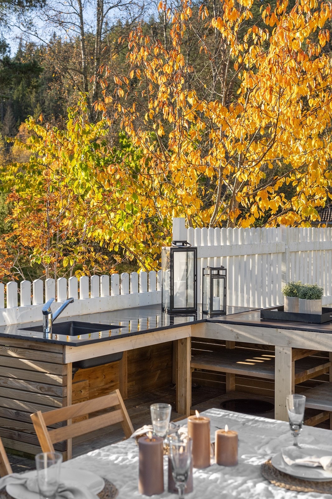 Et praktisk utekjøkken gjør det enkelt å tilberede måltider utendørs. Galleribilde