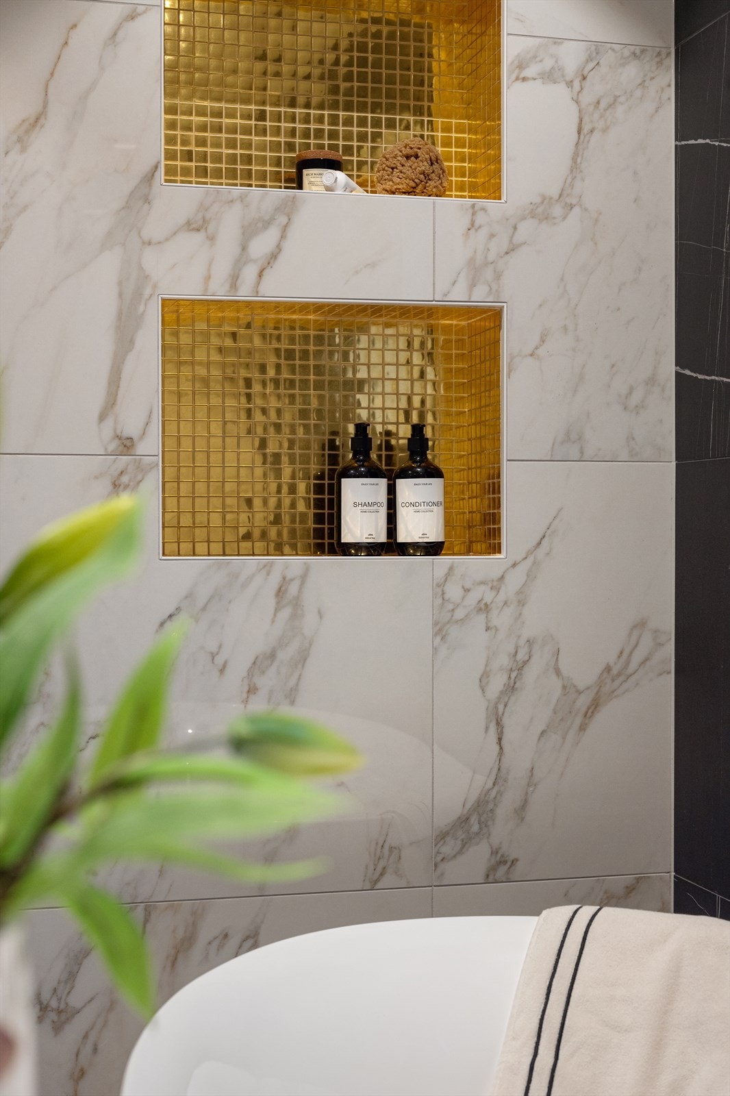 Delikate, innfelte hyller gir praktisk oppbevaring på badet. Galleribilde