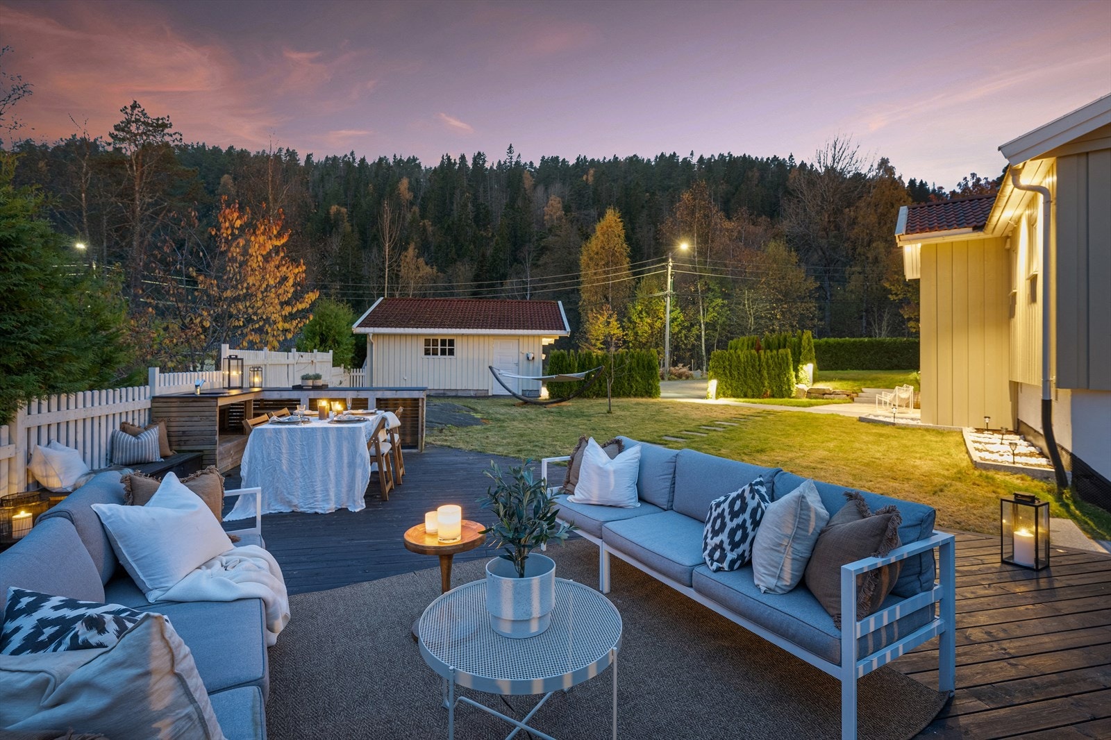 Eiendommen ligger med umiddelbar nærhet til skog og mark. Galleribilde