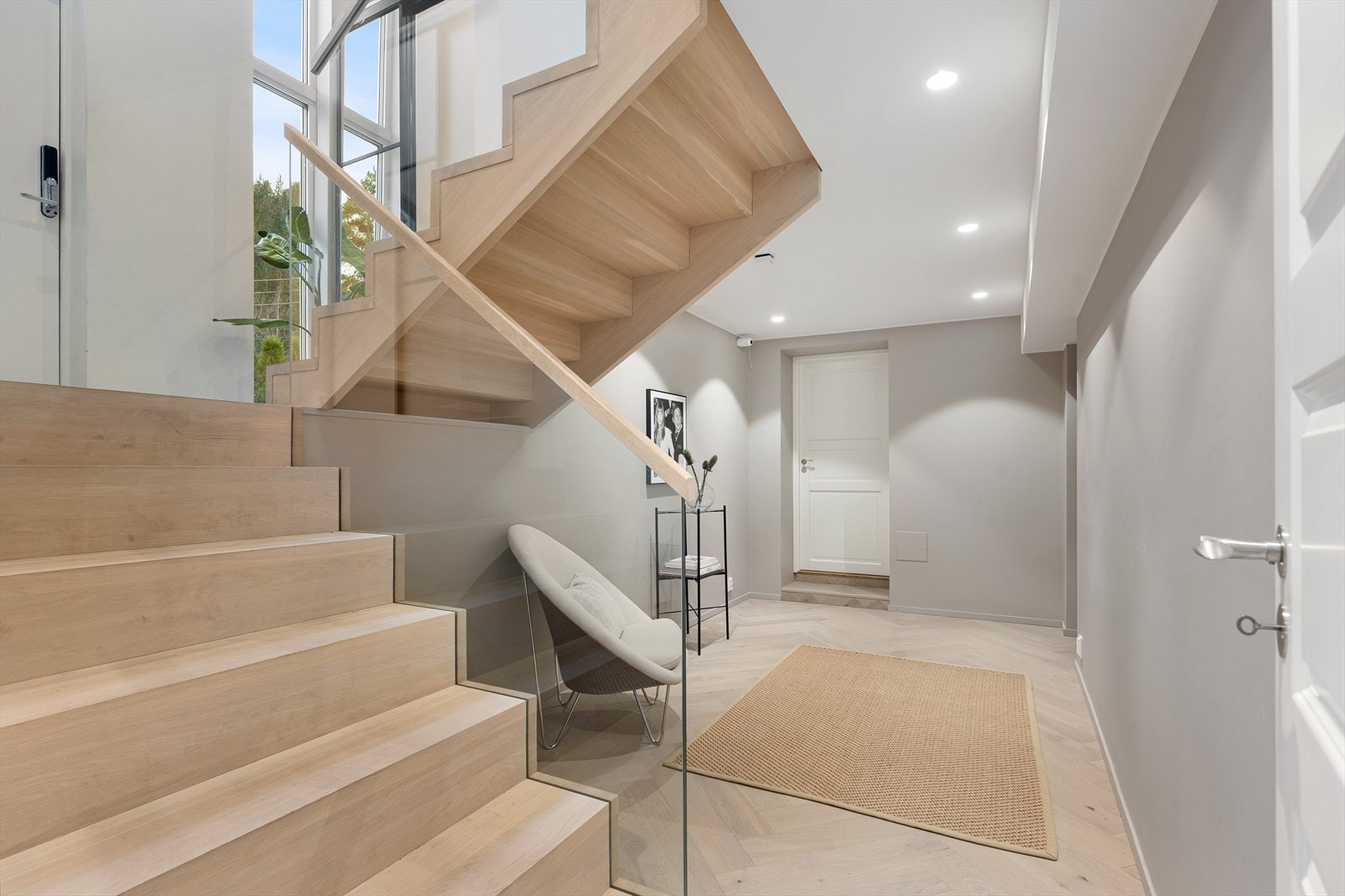 Underetasjen har også egen inngang, noe som gir boligen mange bruksmuligheter. Galleribilde