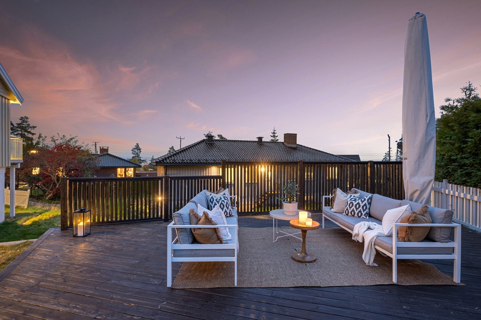 Verandaen har et moderne rekkverk i glass og aluminium. Galleribilde