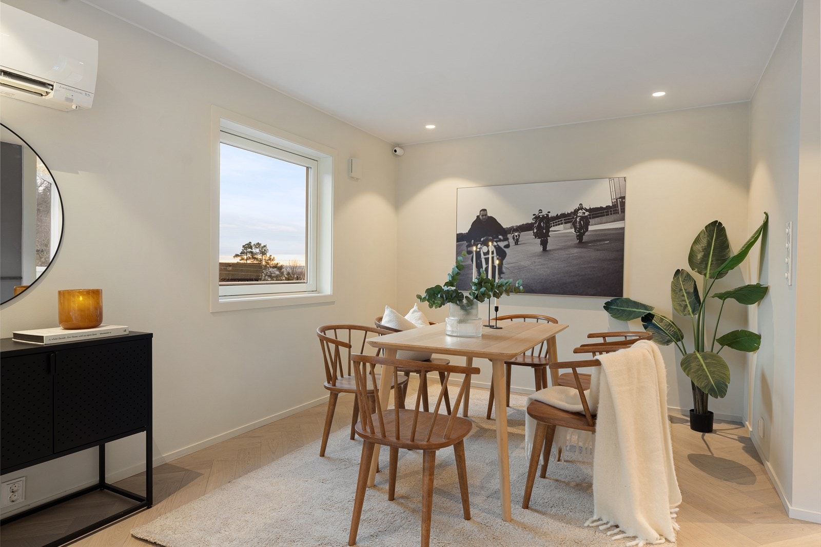 Her er det god plass til en egen spiseplass i tilknytning til stuen. Galleribilde