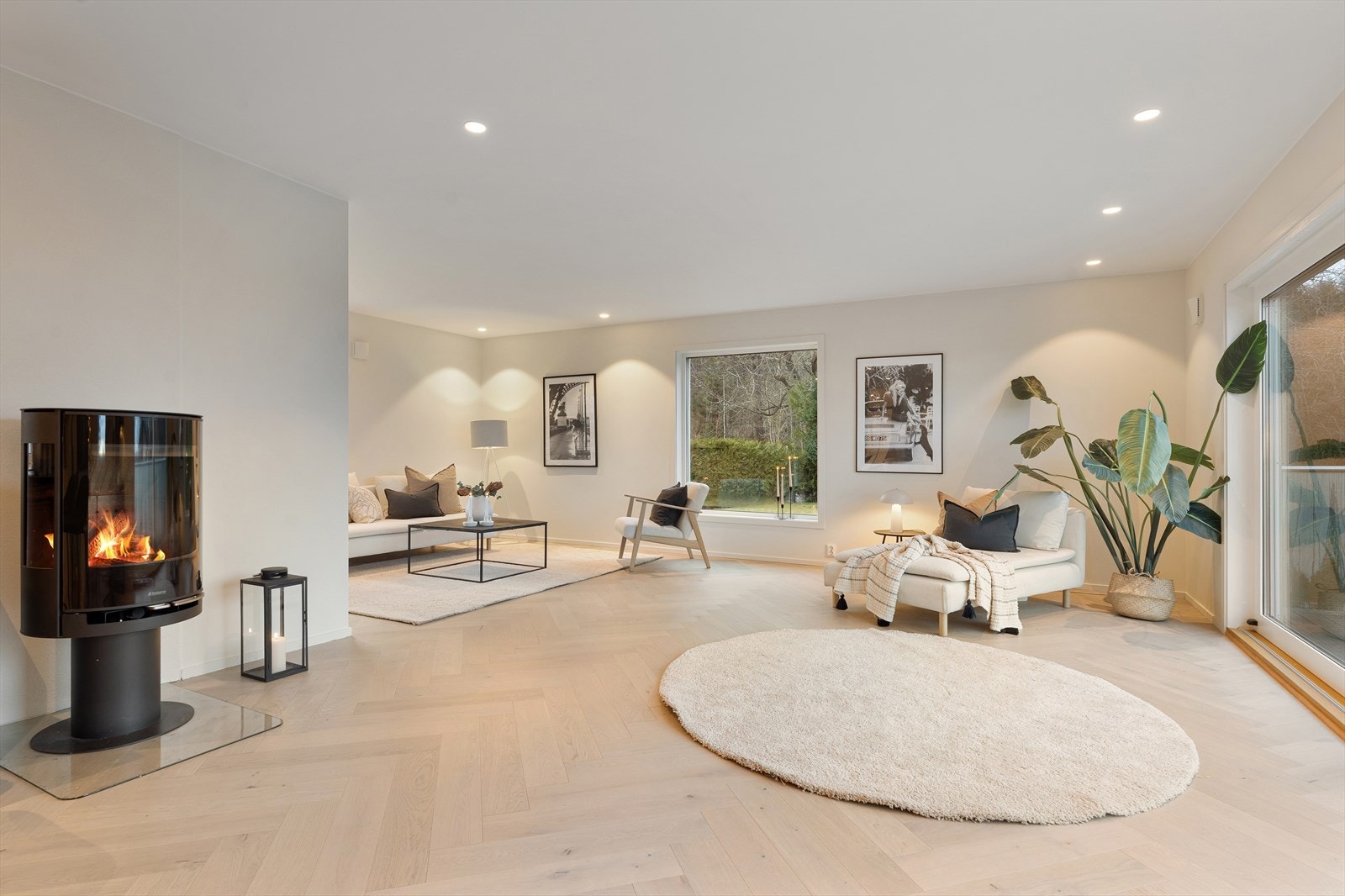 Stuen og spisestuen utgjør et åpent og sosialt areal med gjennomgående parkettgulv. Galleribilde