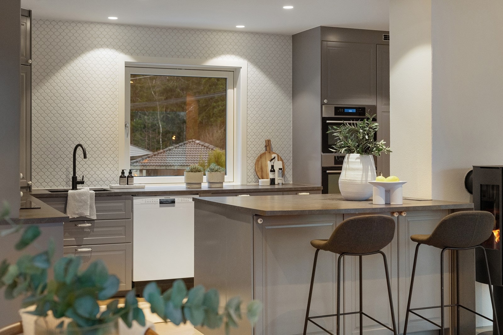 God belysning fra downlights og vindu over benken gir gode arbeidsforhold. Galleribilde