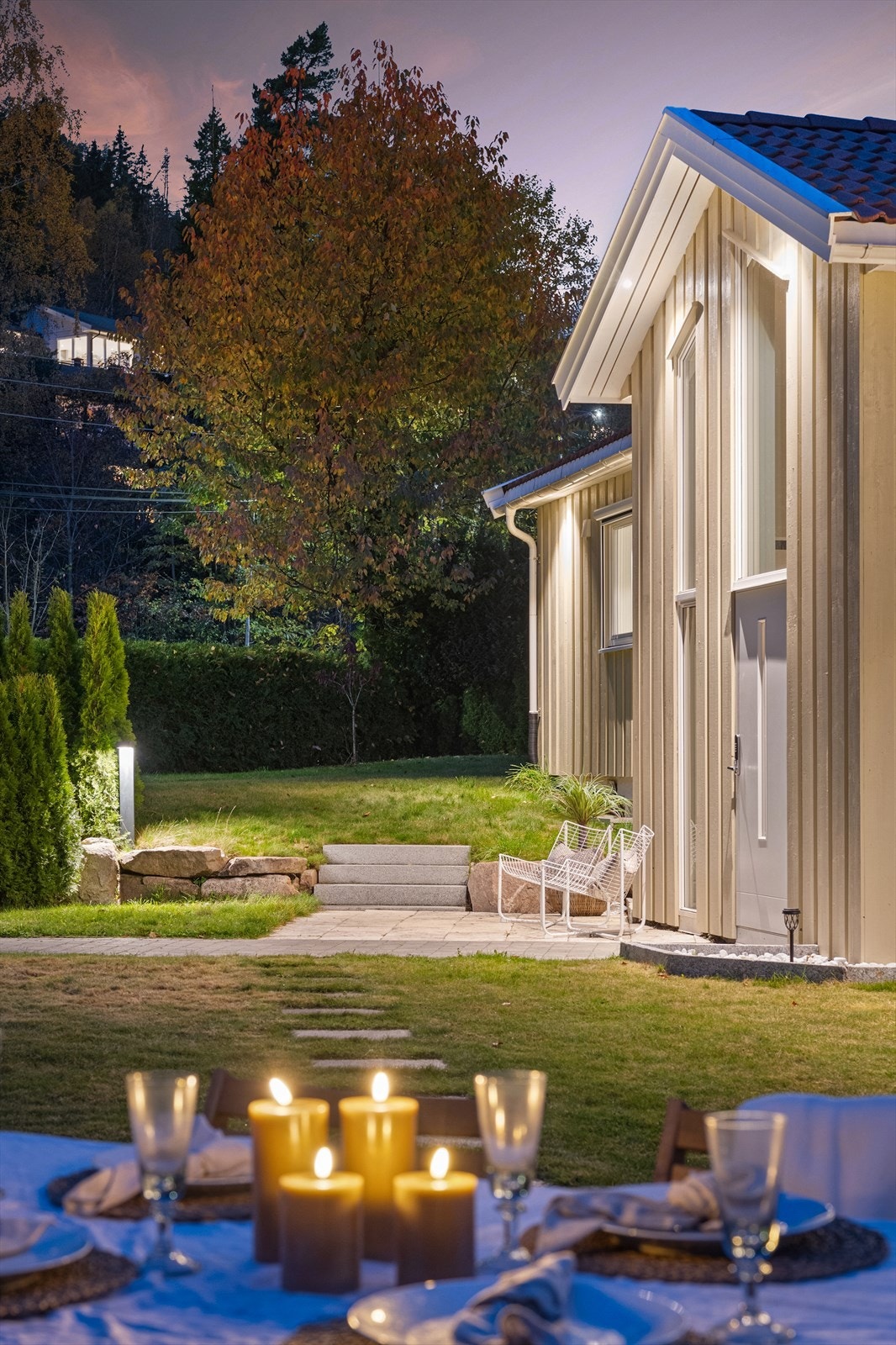 Boligen ligger fint til på tomten med gode lys- og utsiktsforhold. Galleribilde