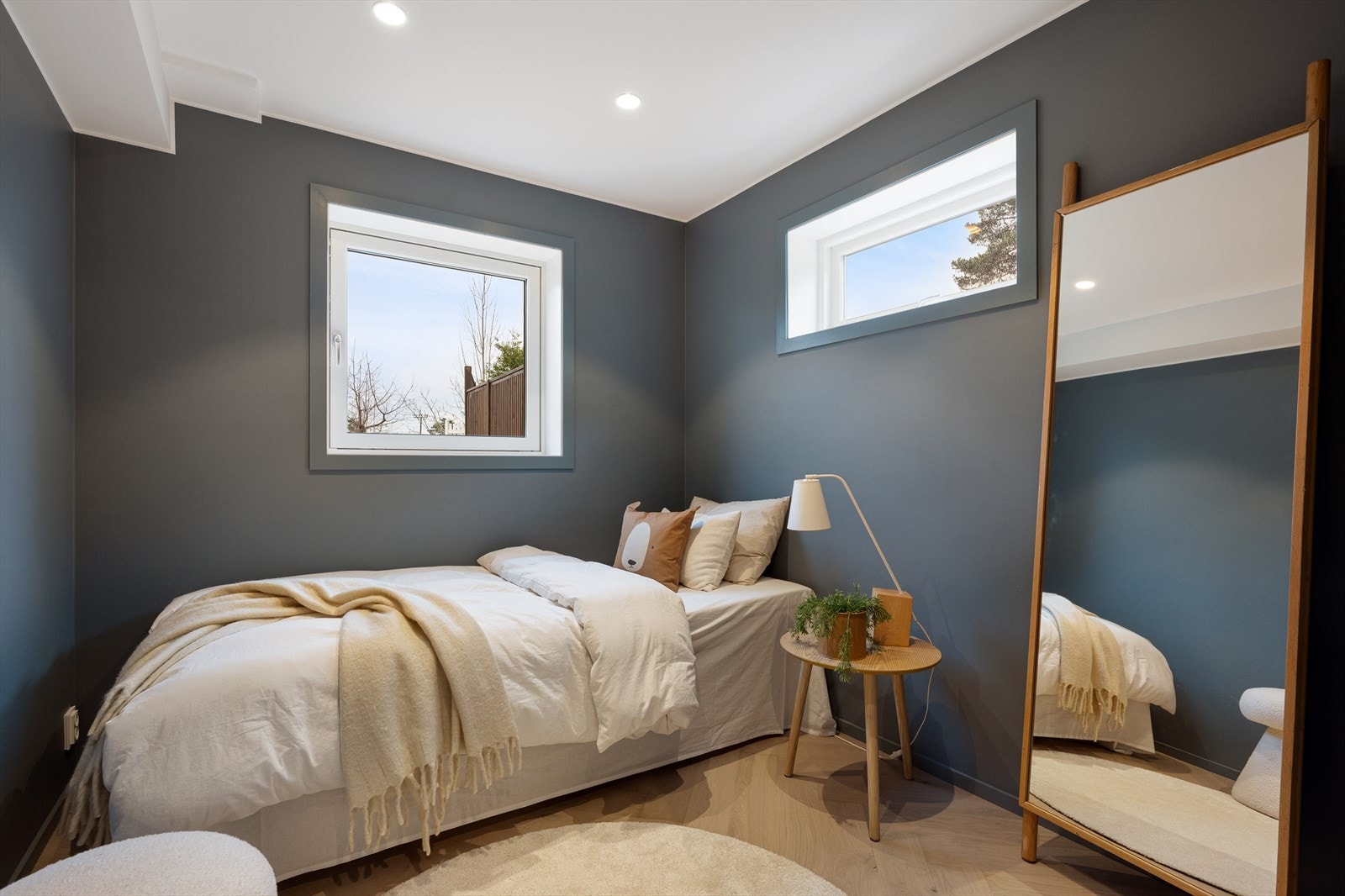 Boligen har totalt fire soverom, hvorav tre er plassert i underetasjen. Galleribilde