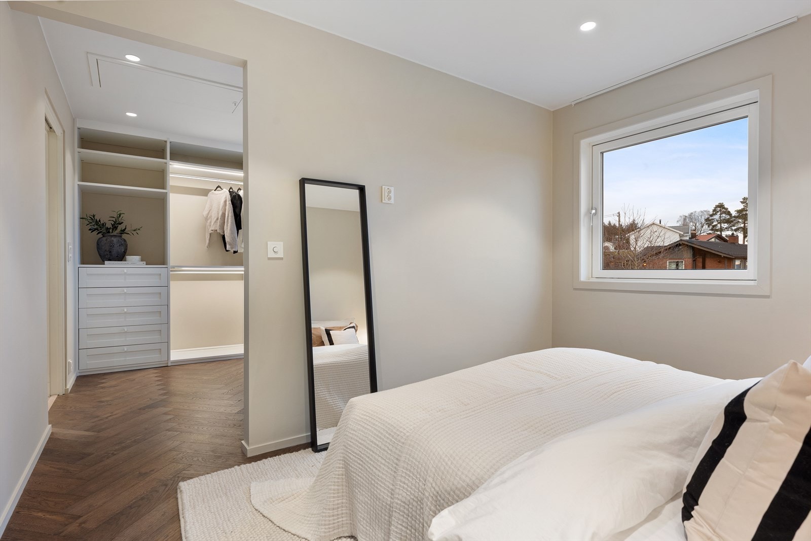 Fra omkledningsrommet er det adkomst til loft via en nedfellbar stige. Galleribilde