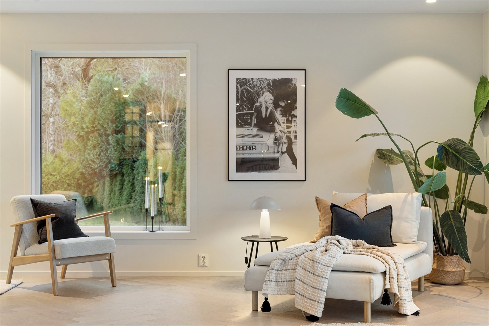 Store vindusflater, skiftet de siste 10 årene, slipper inn rikelig med dagslys. Galleribilde