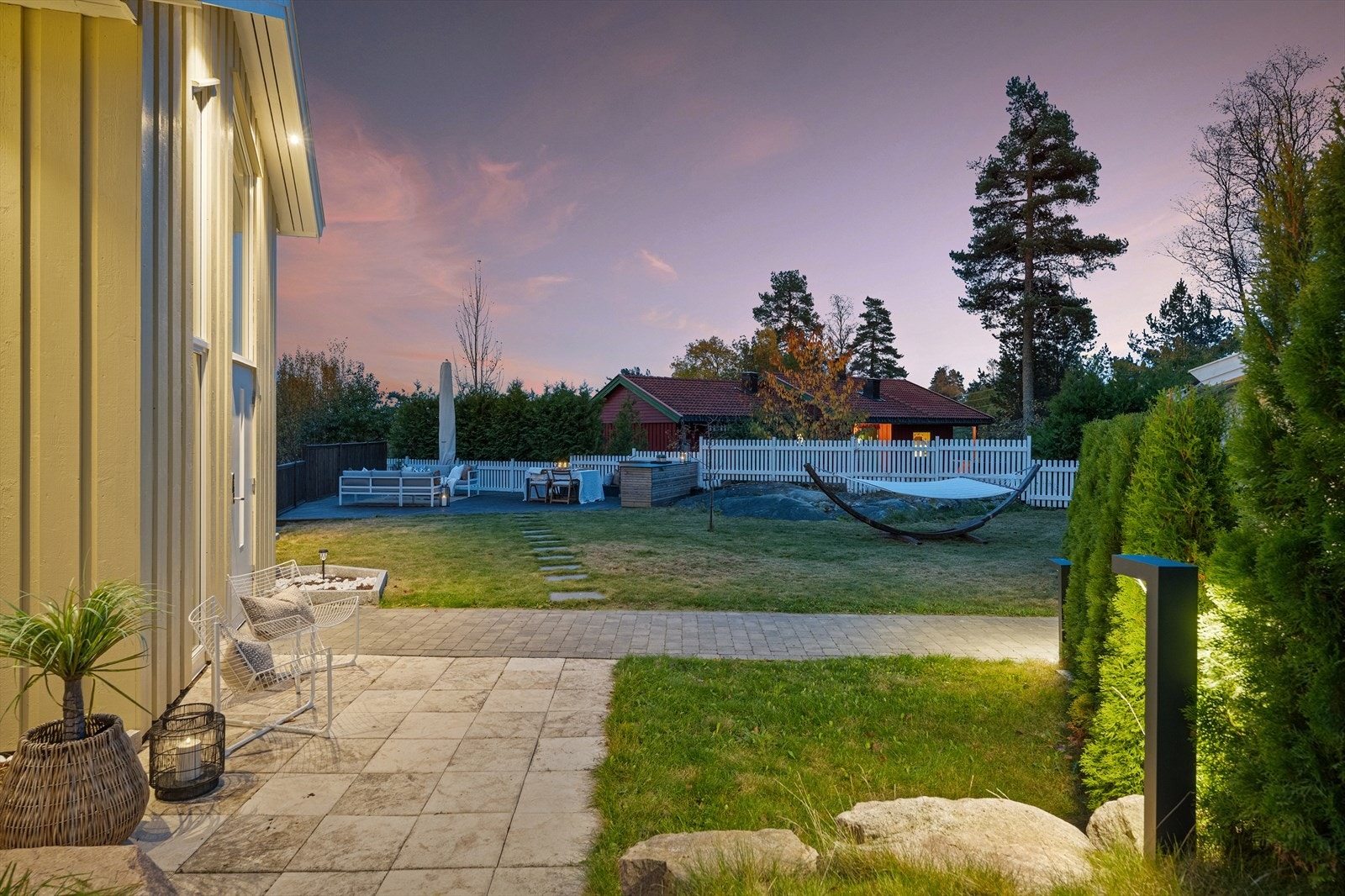 Uteområdet er velholdt og har en fin kombinasjon av plen og beplantning. Galleribilde