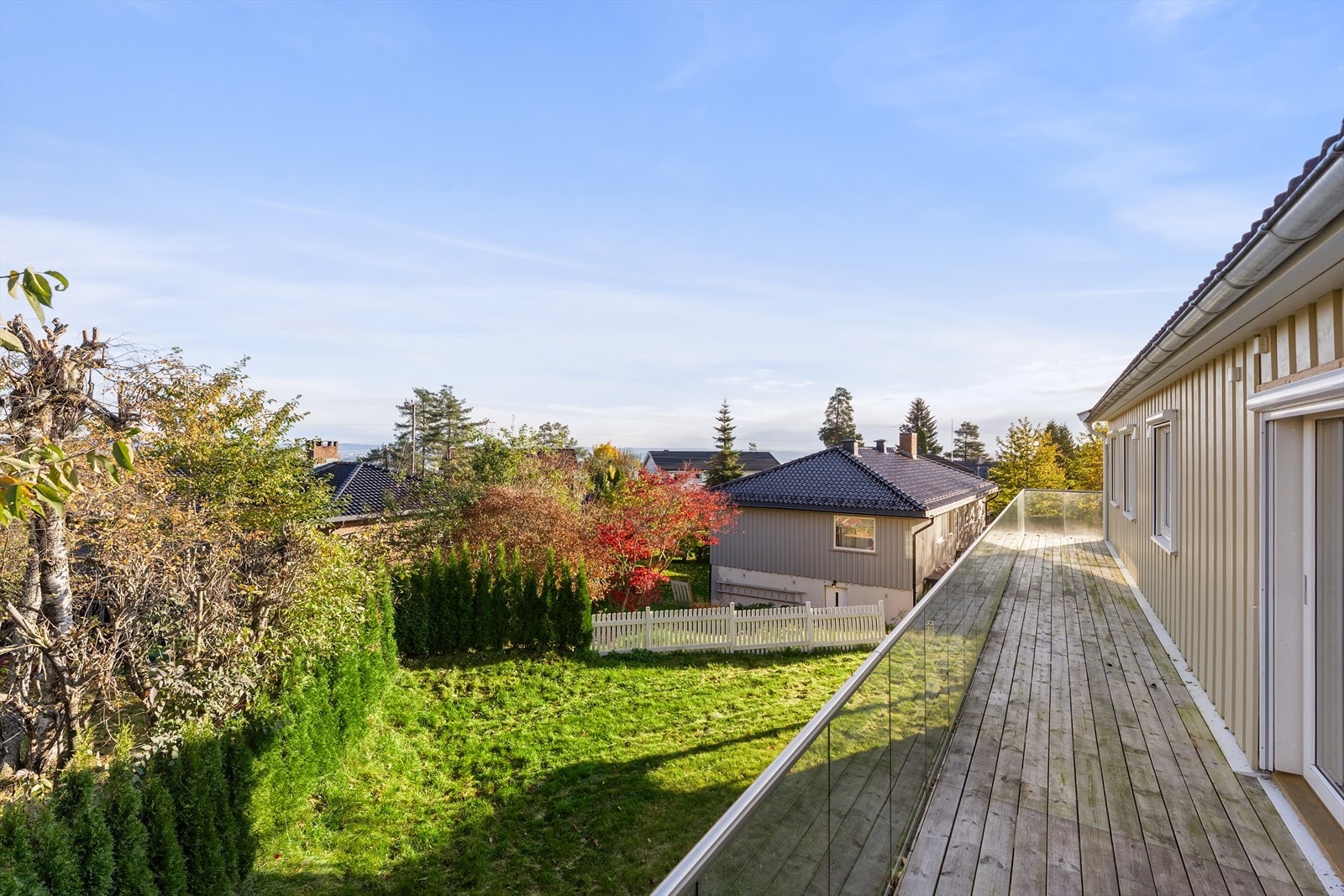 Fra verandaen er det utsyn over den private hagen og nærområdet. Galleribilde