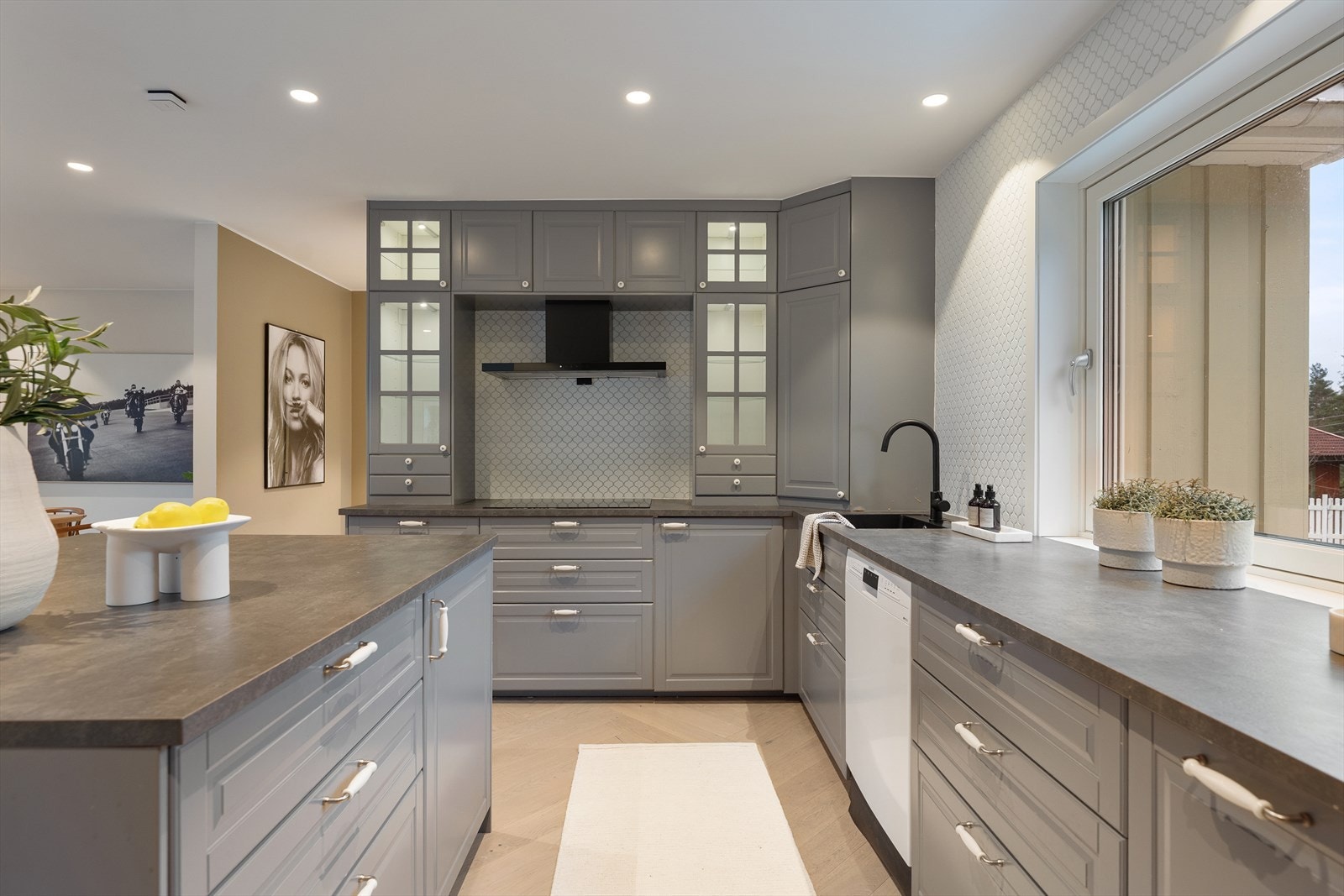 Kjøkkenet er godt utstyrt med opplegg for oppvaskmaskin, kjøleskap og fryser. Galleribilde