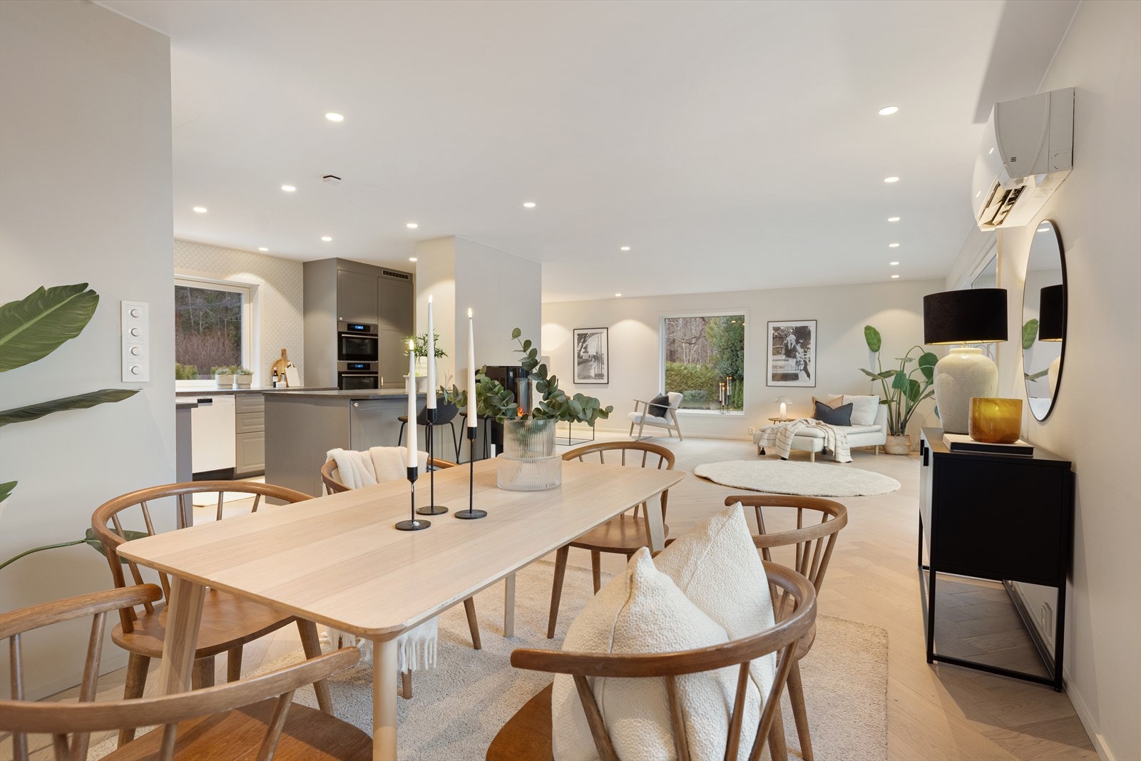 Spisestuen har god plass til langbord for hyggelige lag med familie og venner. Galleribilde