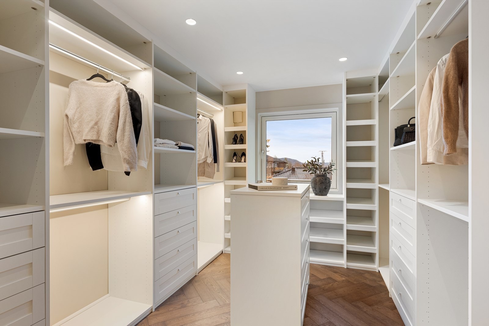 I tilknytning til soverommet er det etablert et romslig omkledningsrom med rikelig garderobeplass. Galleribilde