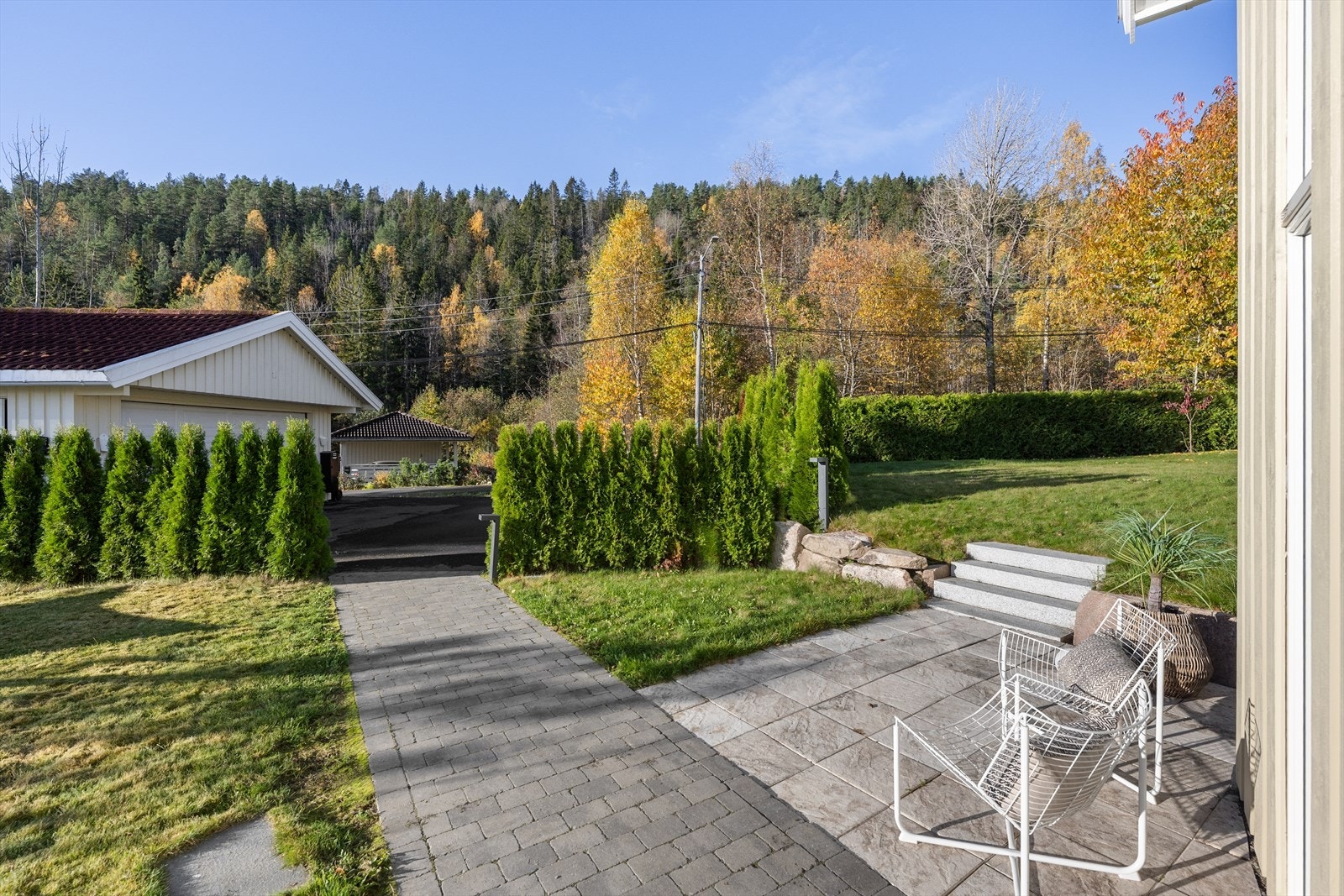 Eiendommen har en pent opparbeidet innkjørsel og hage. Galleribilde