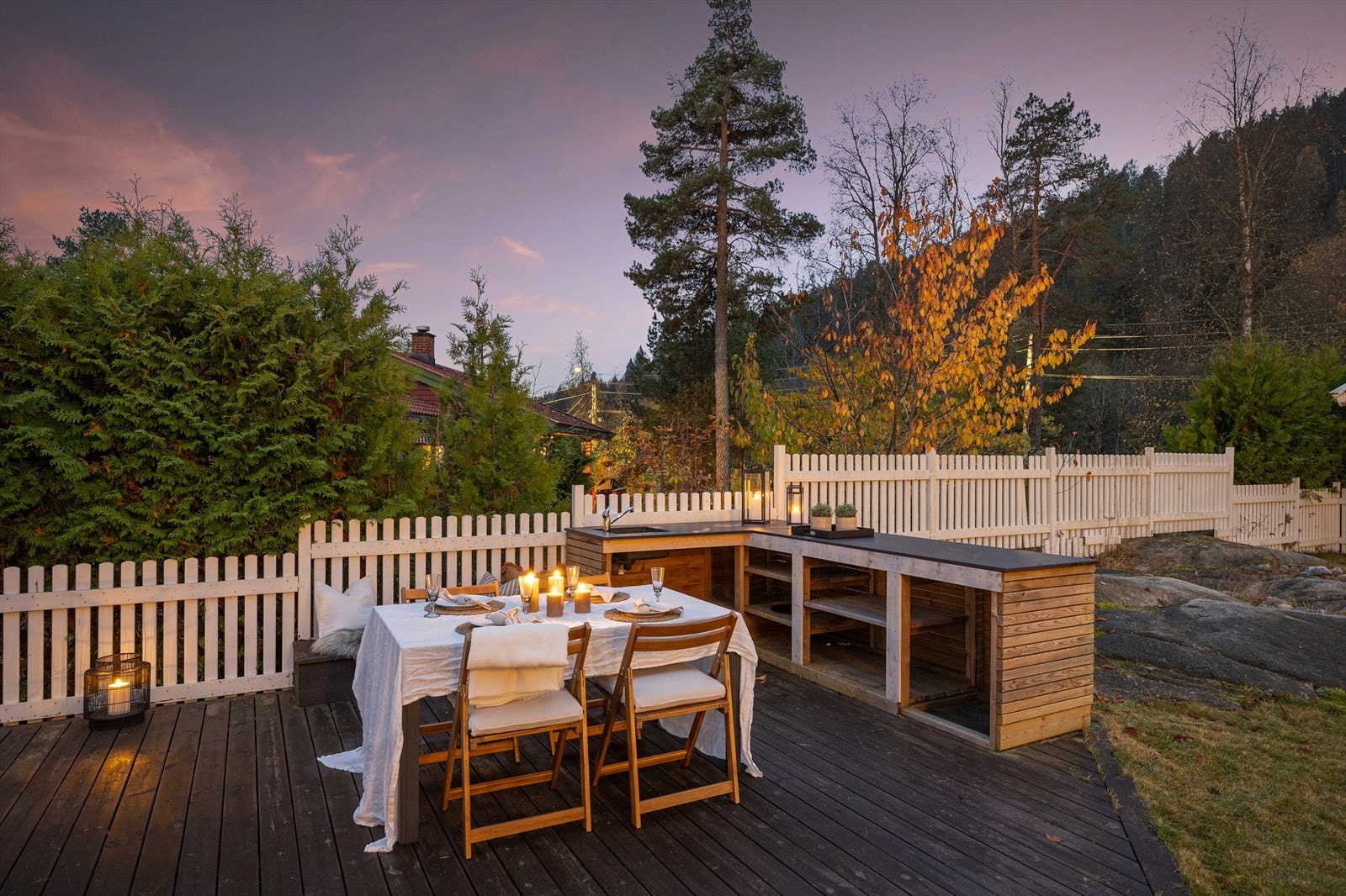 Her kan man dekke til langbord og nyte måltider i det fri. Galleribilde