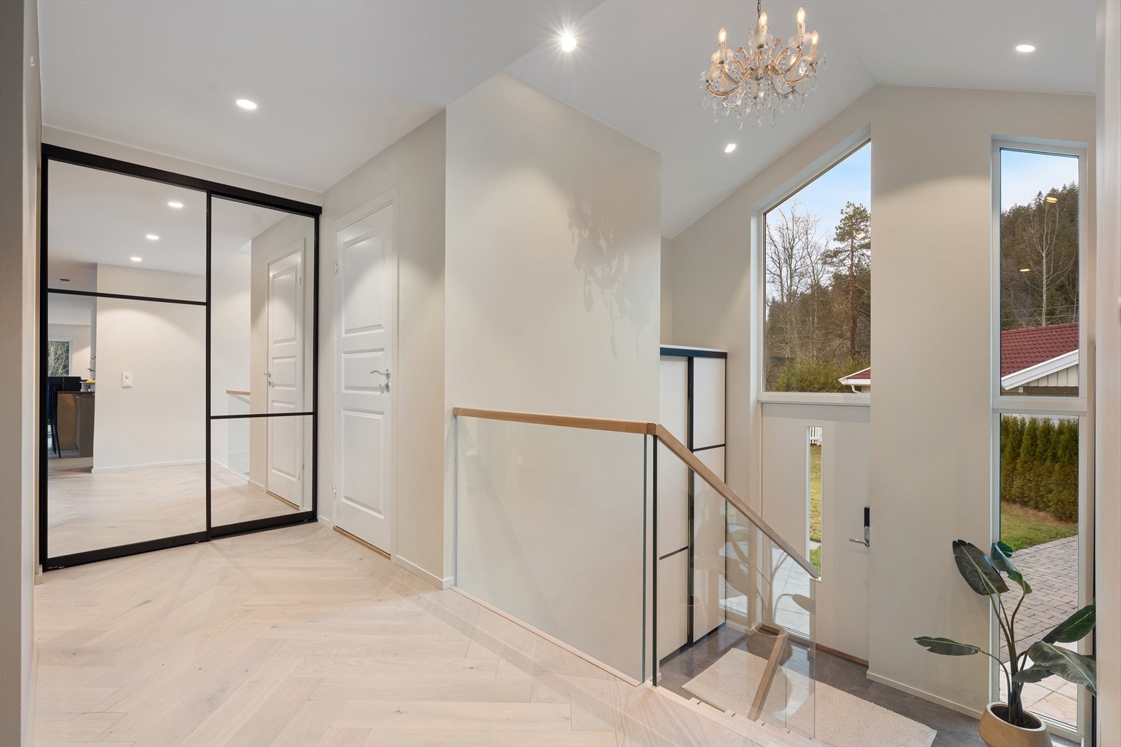 Inngangspartiet har god takhøyde og store vindusflater som gir et lyst og innbydende førsteinntrykk. Galleribilde