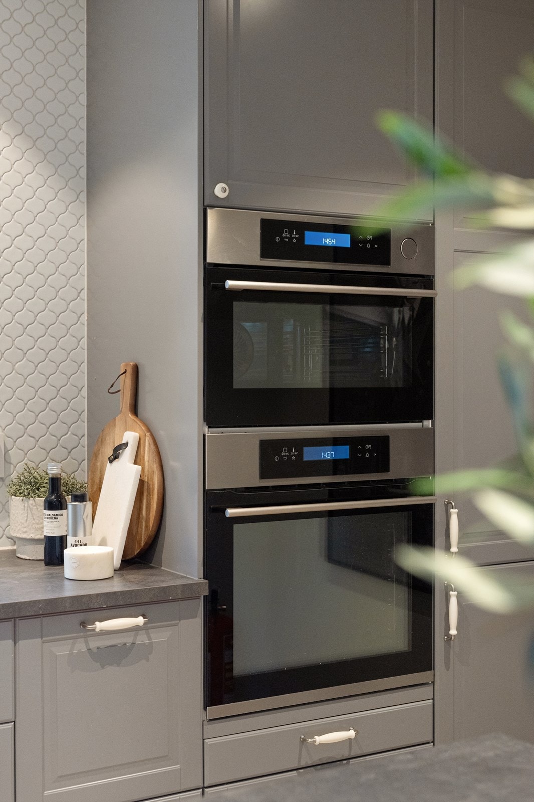 Kjøkkenet er utstyrt med integrert platetopp og en effektiv kjøkkenventilator med avtrekk ut. Galleribilde