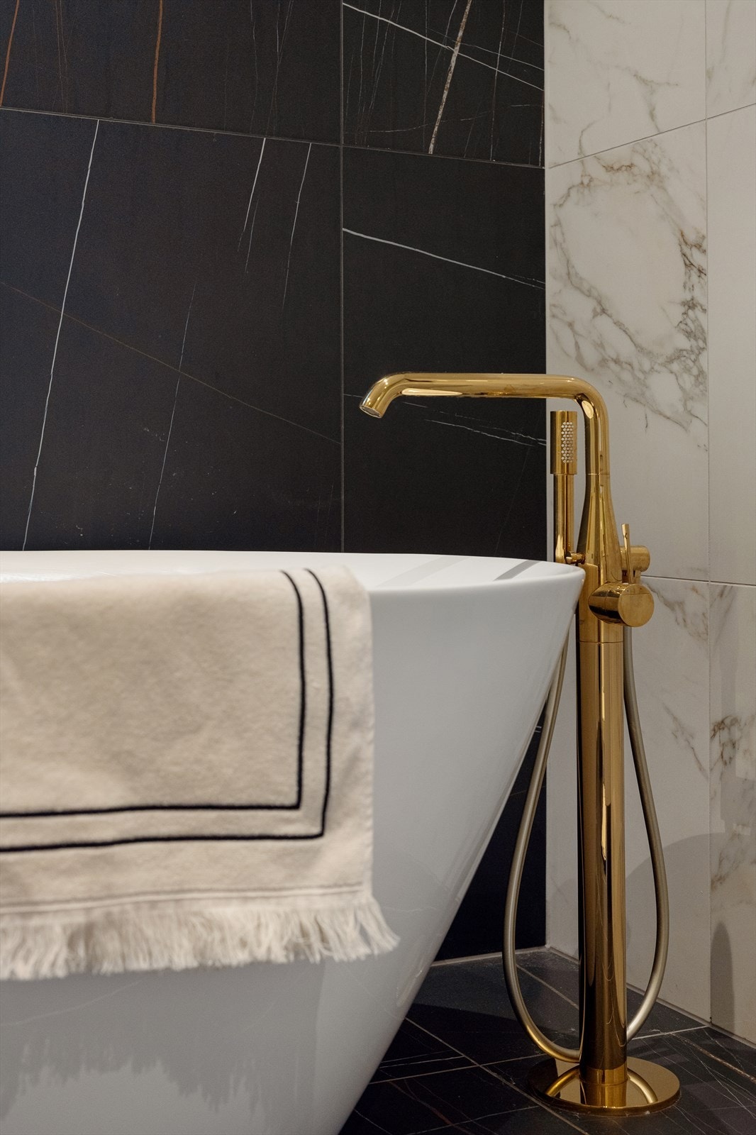 Rommet har flislagte overflater og elektriske varmekabler i gulvet for økt komfort. Galleribilde