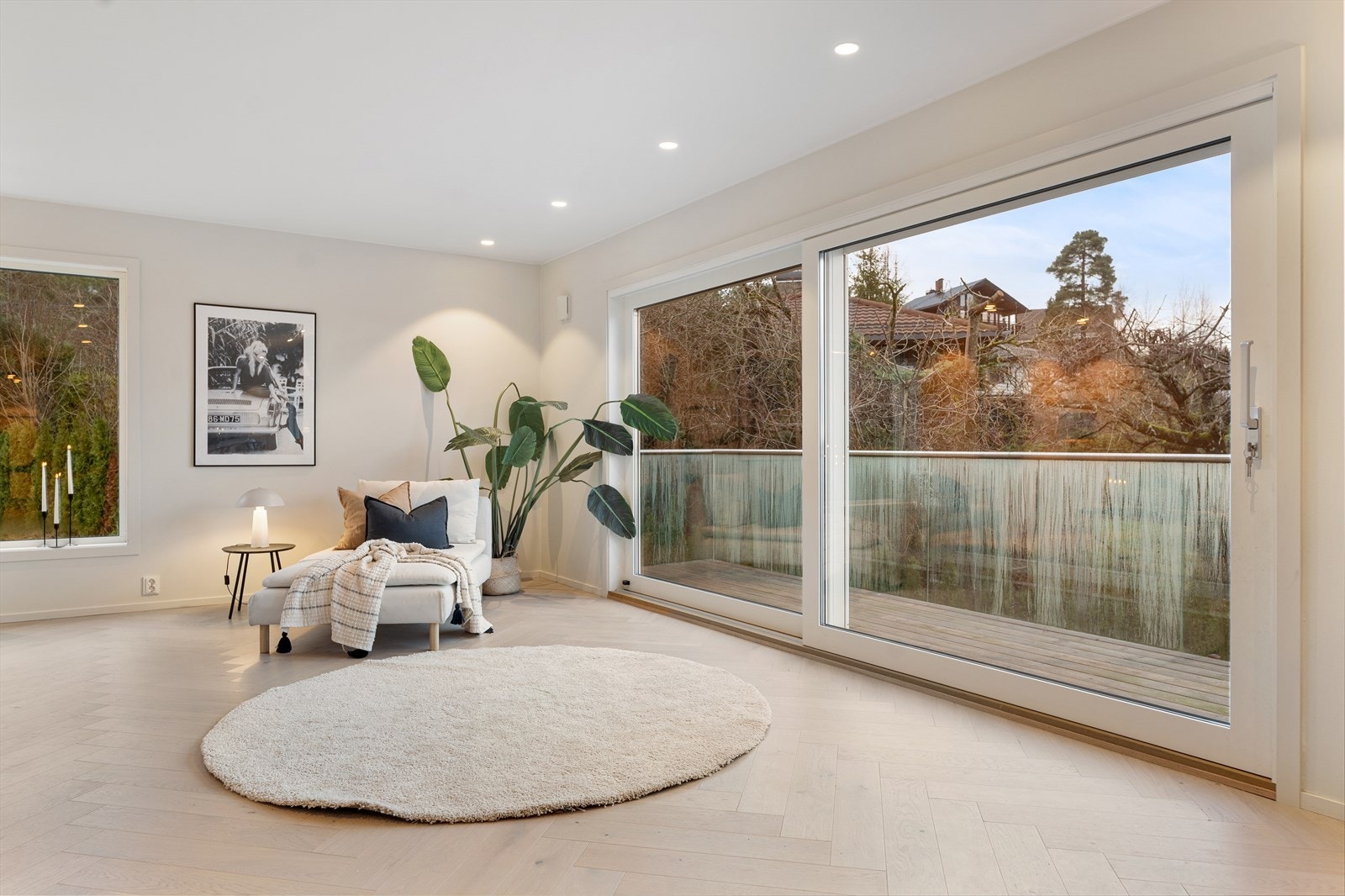 Verandaen på 24 m² utvider det sosiale arealet på varme dager. Galleribilde