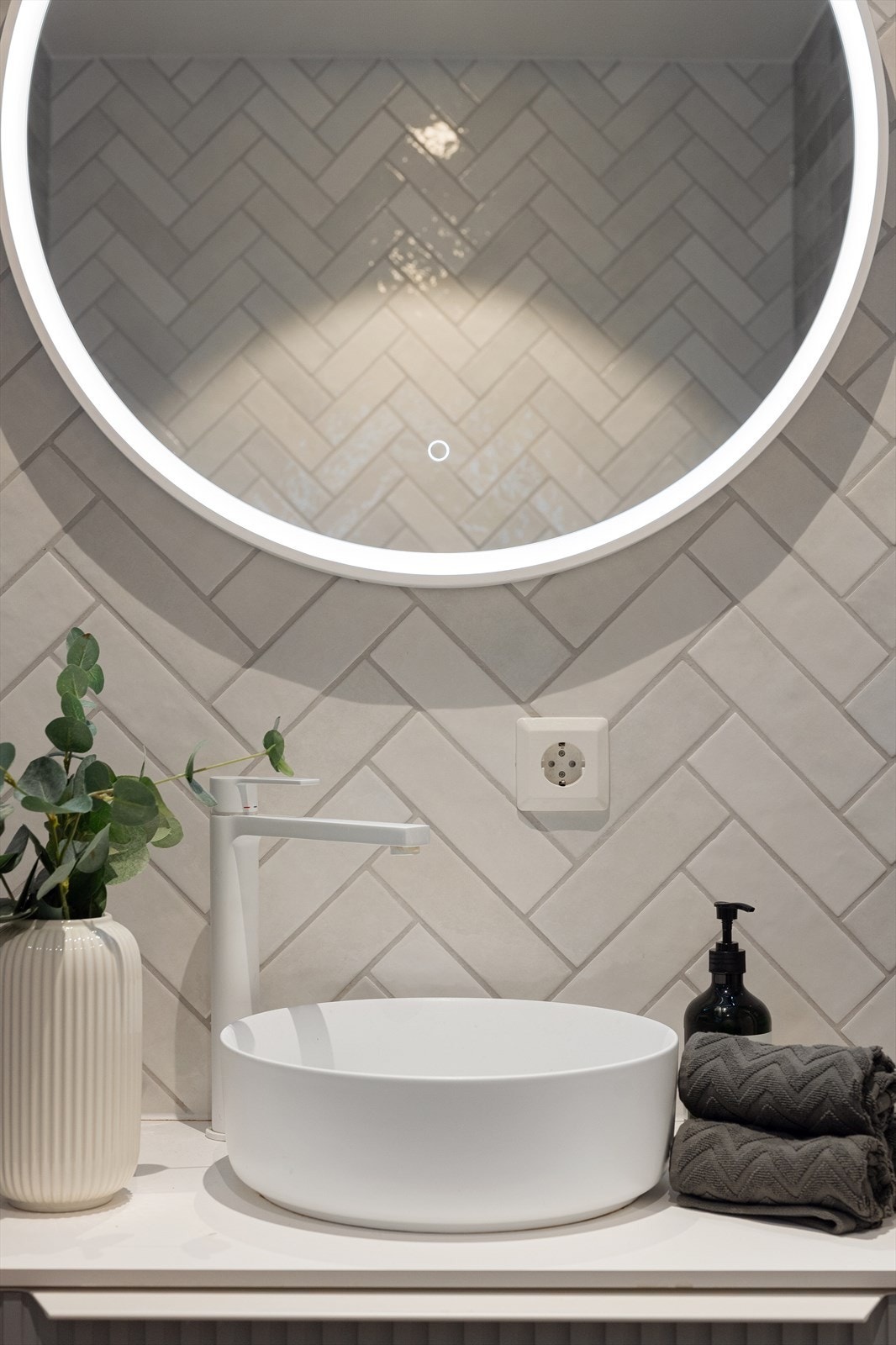 Toalettrommet har flislagt gulv med varmekabler, vegghengt toalett og servantskap. Galleribilde