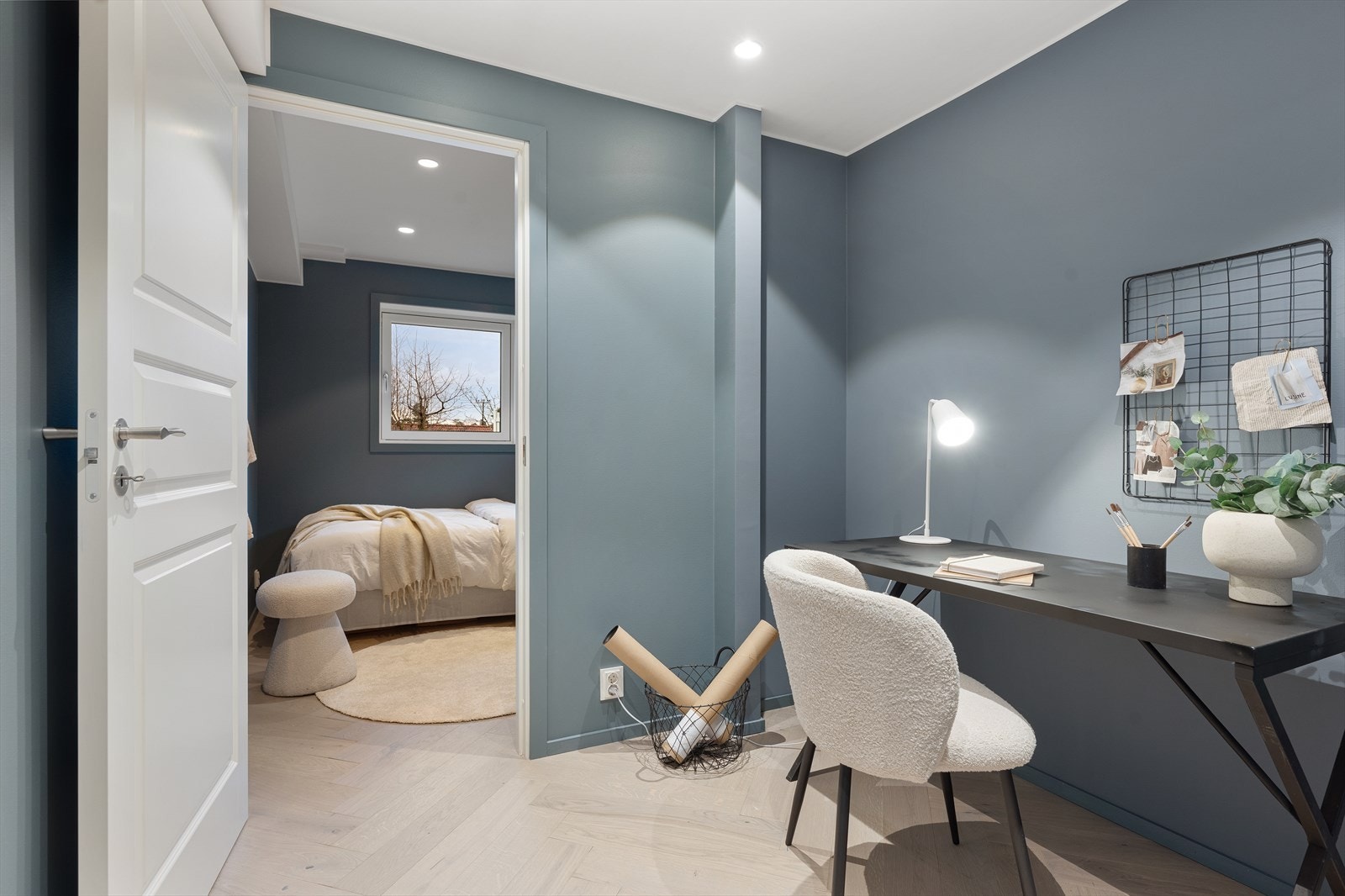 Innredet som et praktisk hjemmekontor. Galleribilde