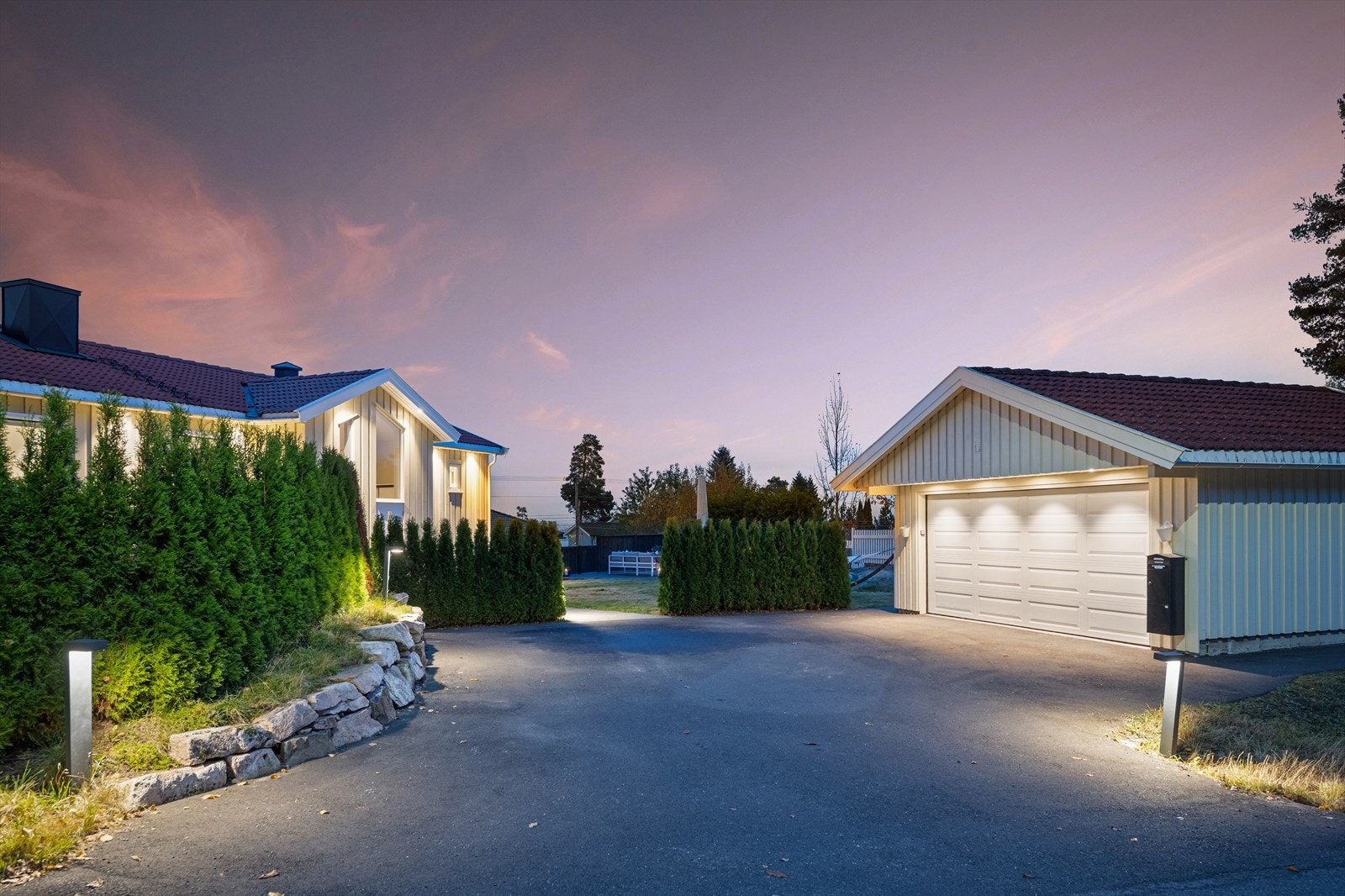 Til eiendommen hører en frittstående dobbelgarasje fra 2010 på 36 m². Galleribilde