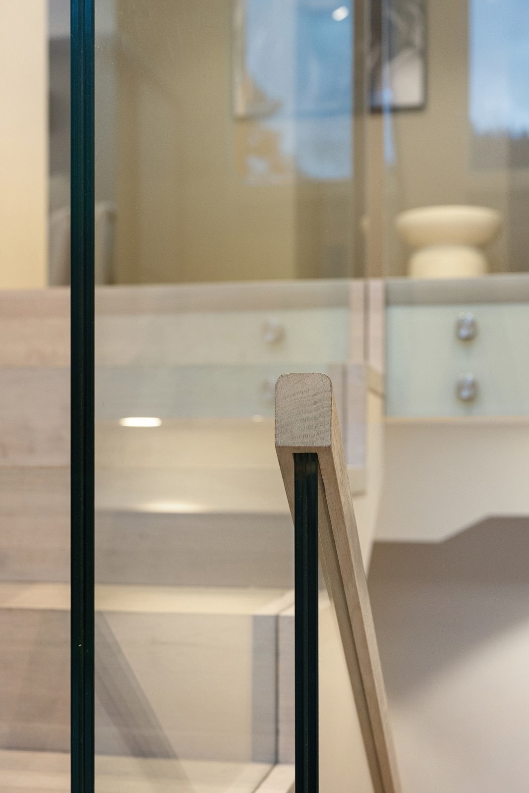 Trappen er et gjennomgående designelement som binder de to etasjene sammen. Galleribilde