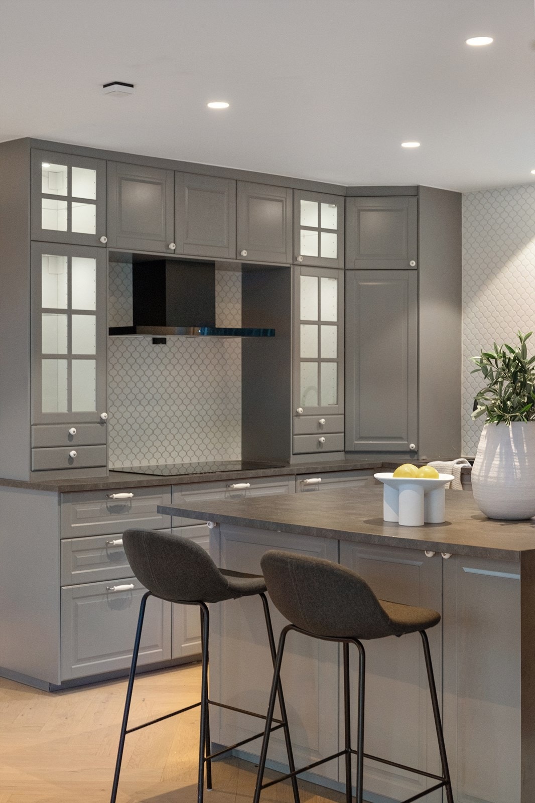 Rikelig med skap- og benkeplass gjør kjøkkenet både funksjonelt og arealeffektivt. Galleribilde